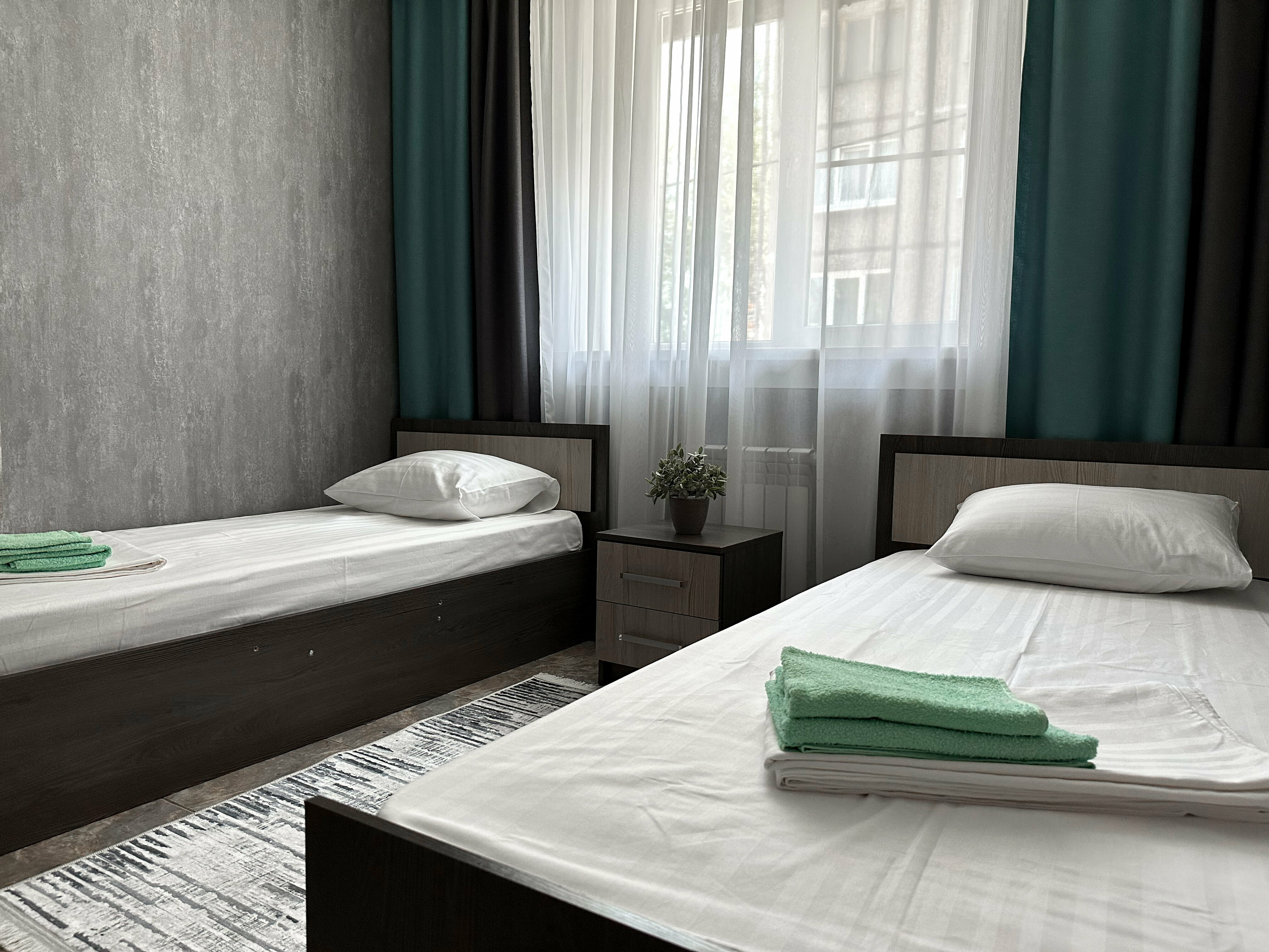 Стандартный двухместный номер с 2 отдельными кроватями и общей ванной комнатой