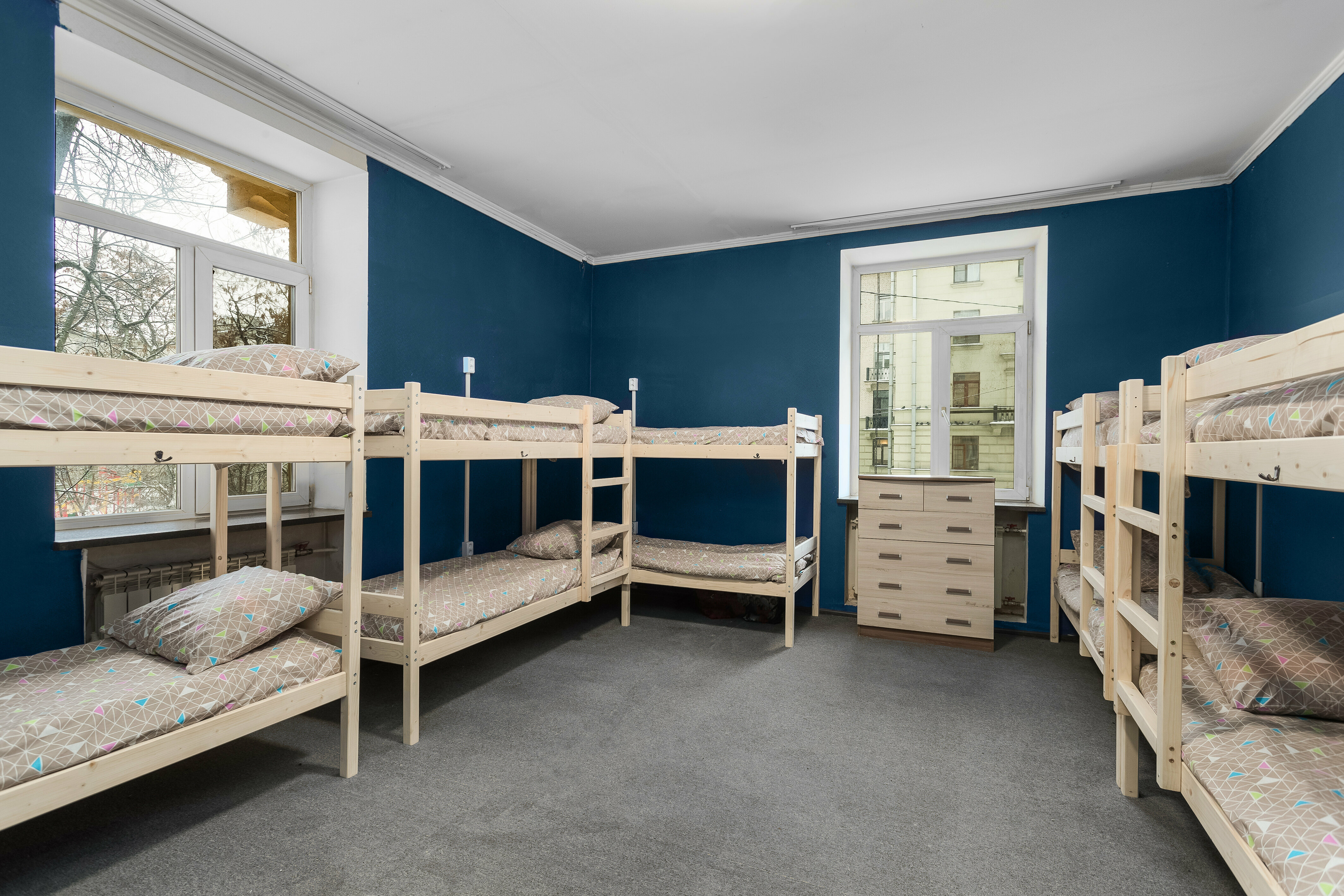 Спальное место на двухъярусной кровати в общем номере для мужчин