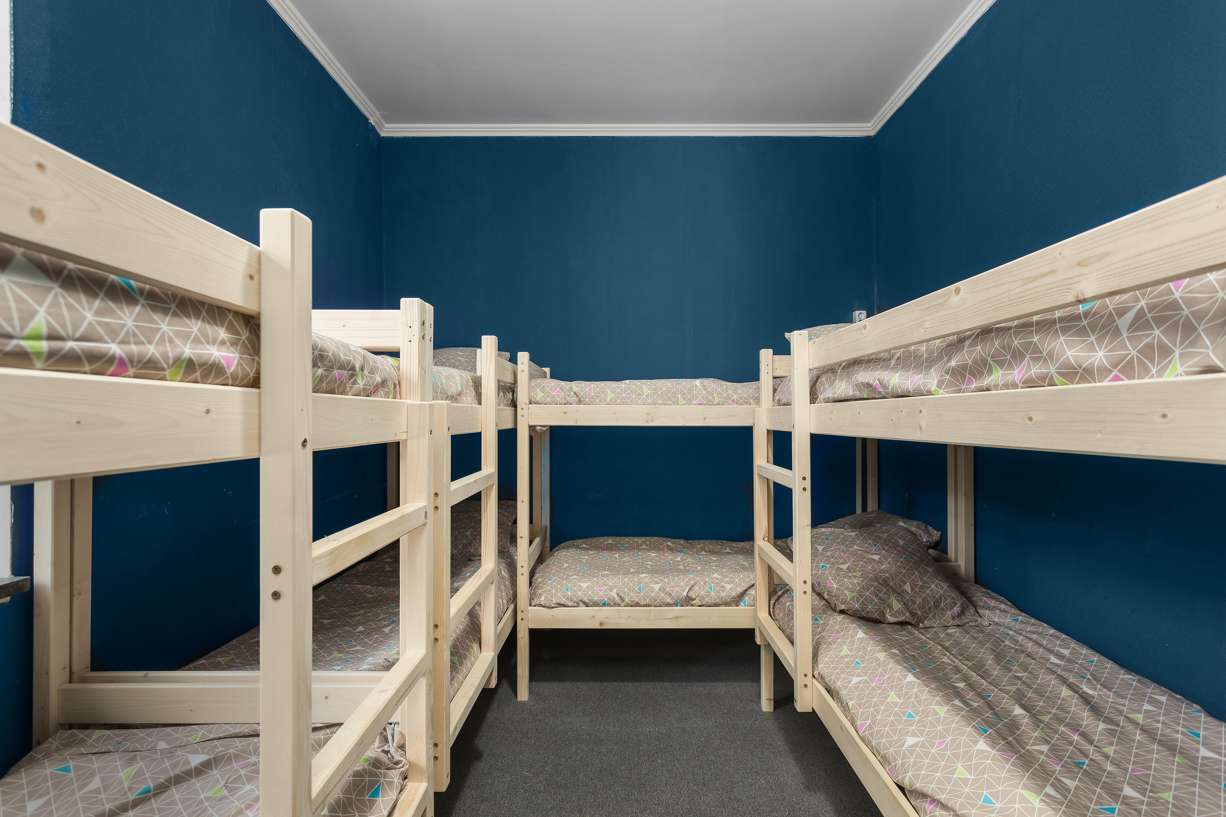 Спальное место на двухъярусной кровати в общем номере для мужчин