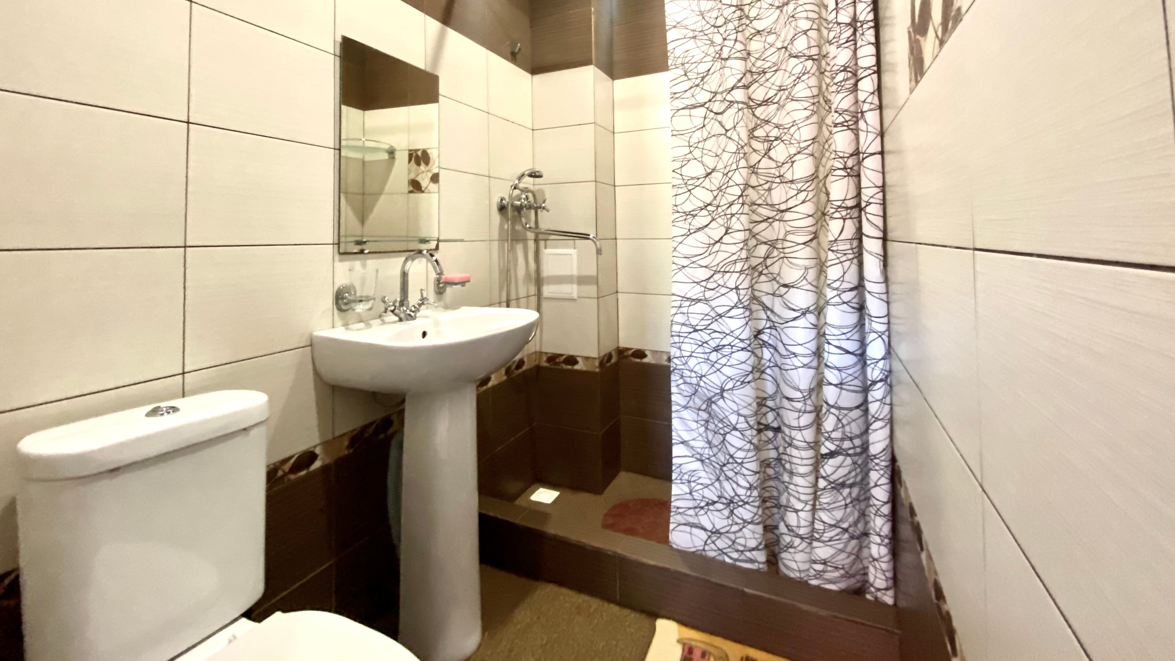 Трехместный номер с собственной ванной комнатой