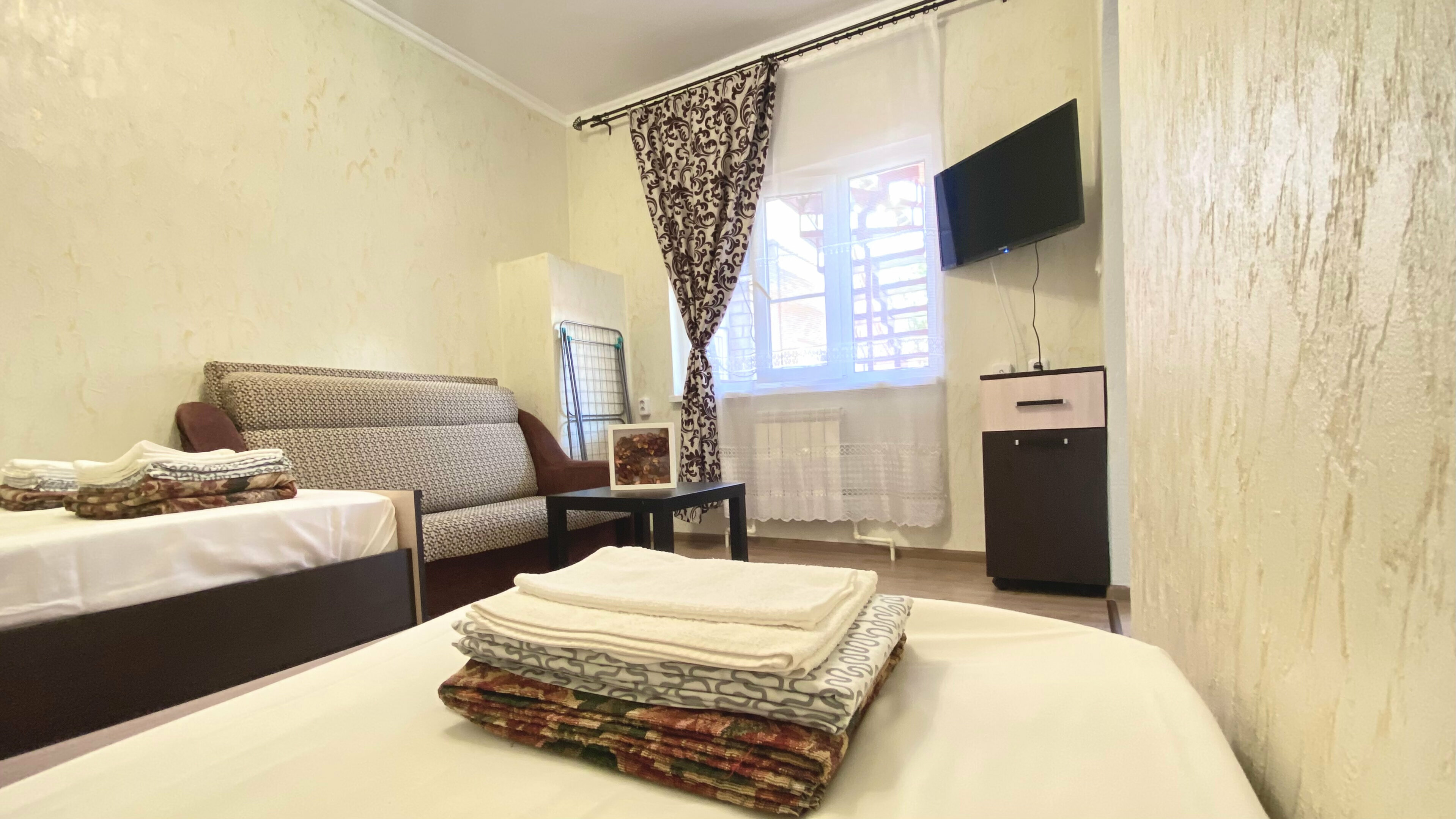 Трехместный номер с собственной ванной комнатой