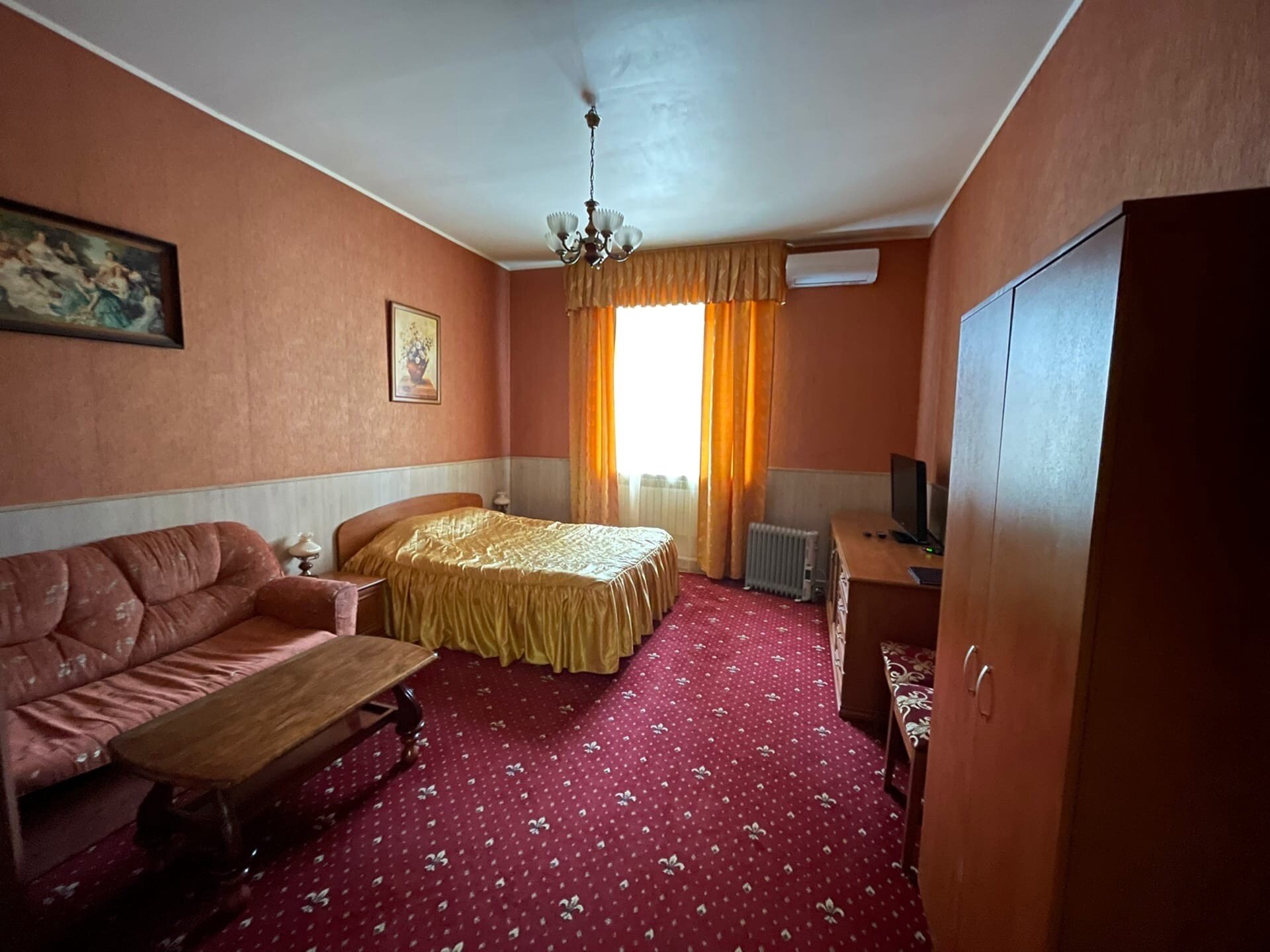 Двухместный номер с двуспальной кроватью и дополнительной кроватью