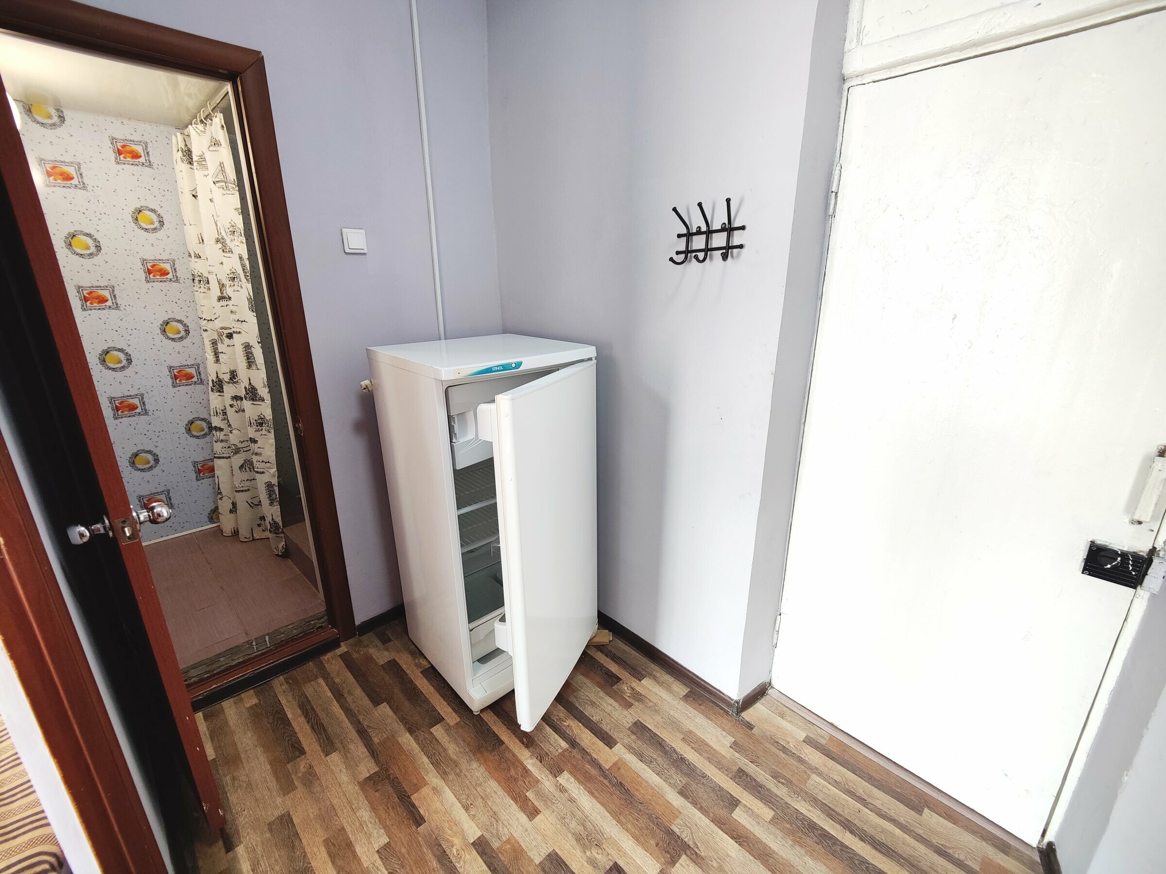 Односпальная кровать в общем номере для мужчин с общей ванной комнатой.