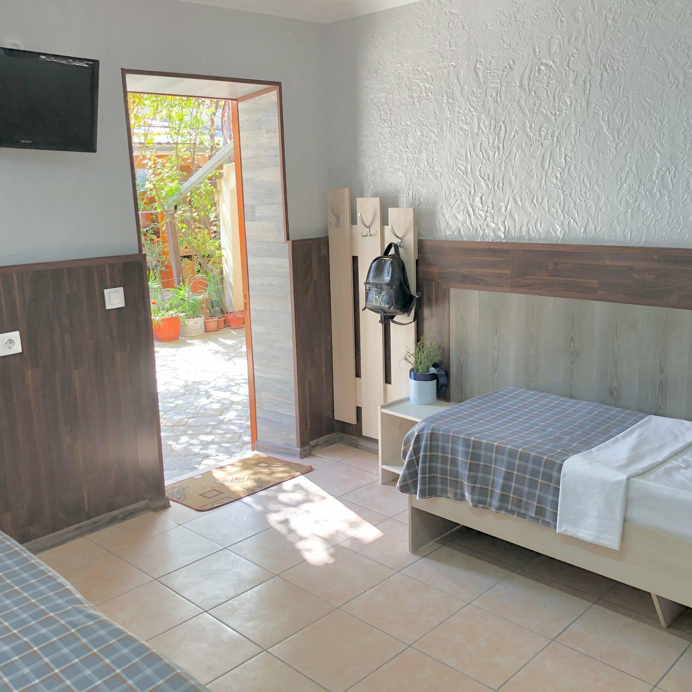 Трехместный номер с собственной ванной комнатой