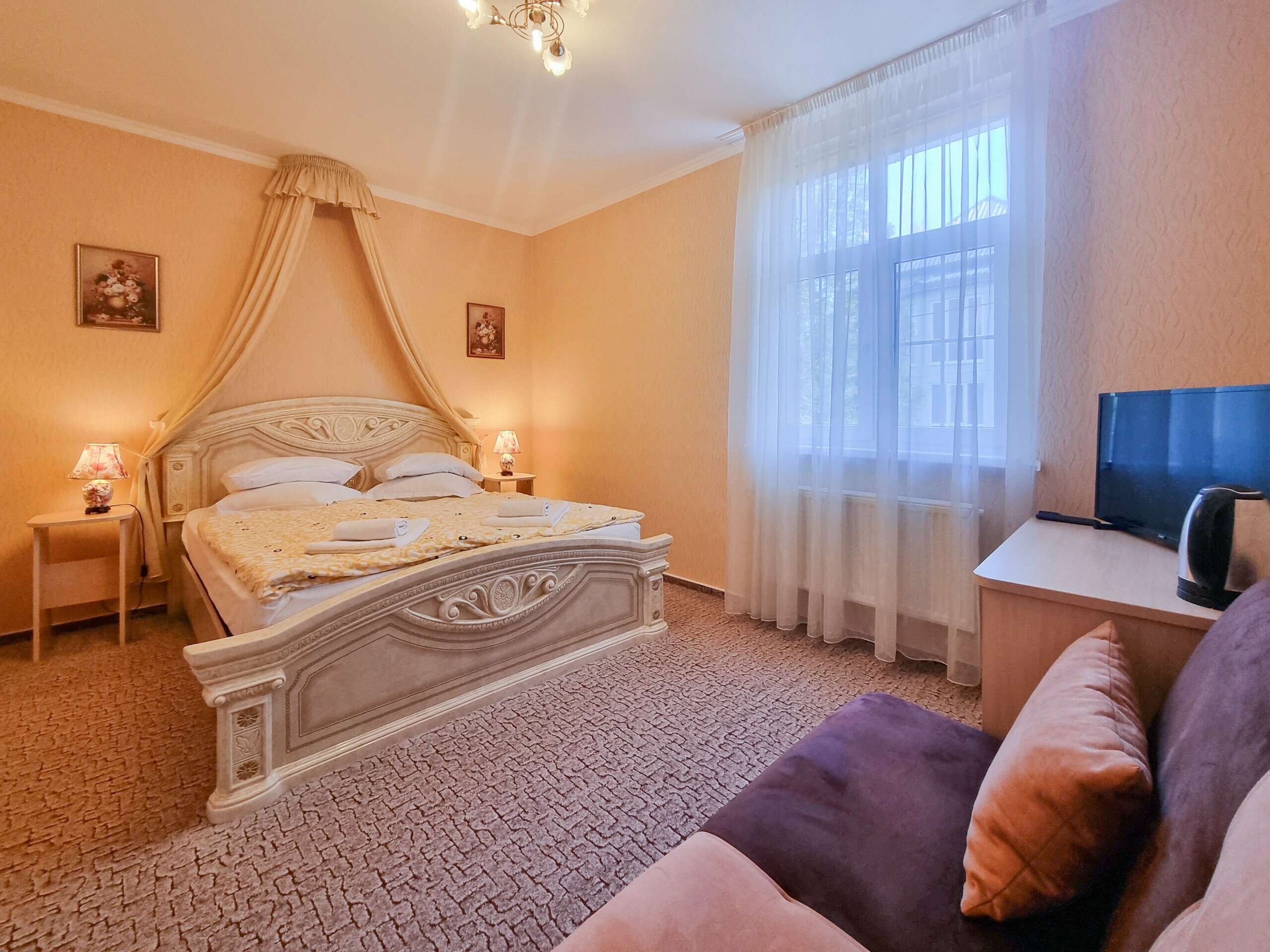 Улучшенное двухместное размещение +доп.место ( большая кровать+диван)