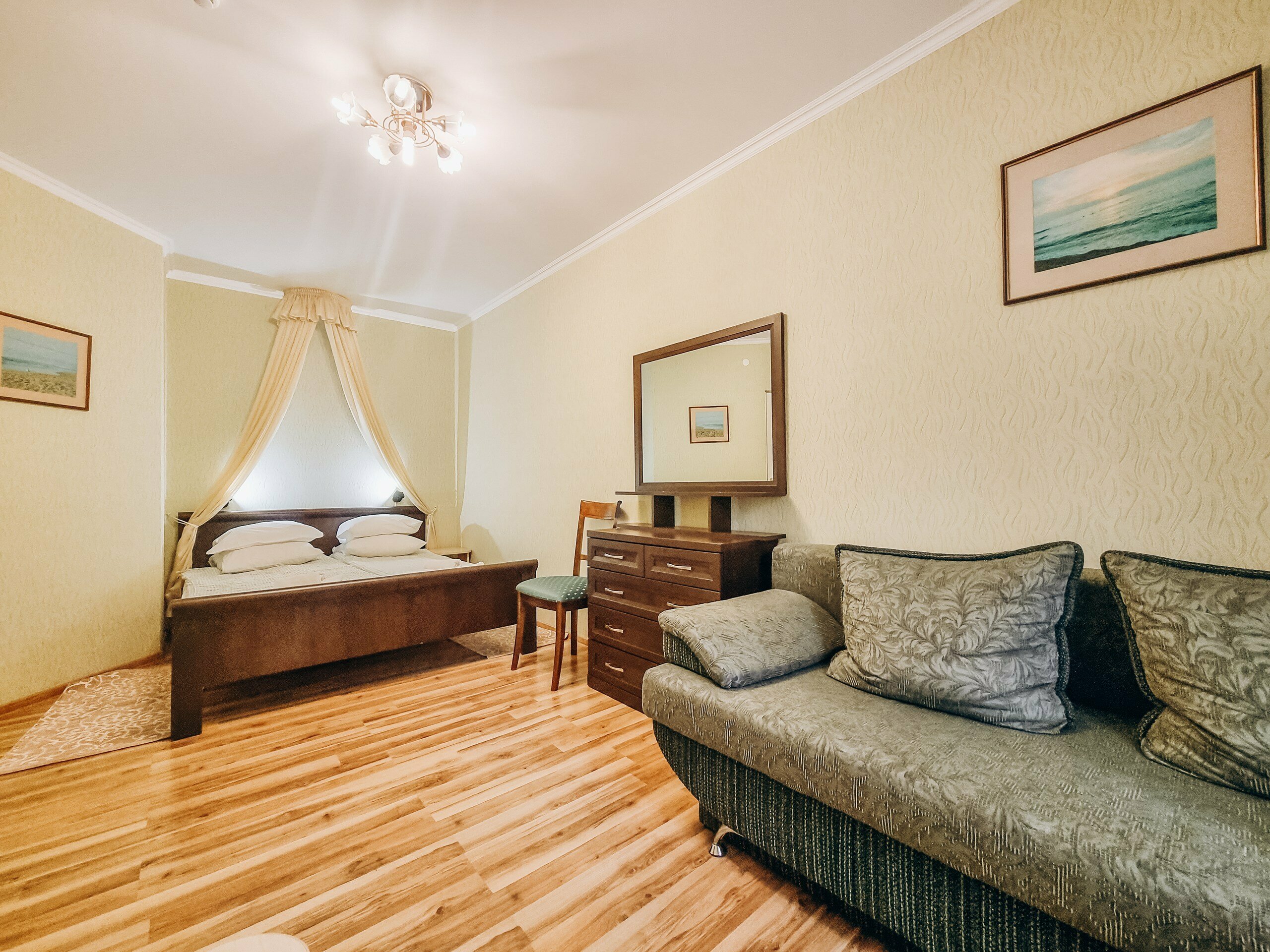 Улучшенное двухместное размещение +доп.место ( большая кровать+диван)