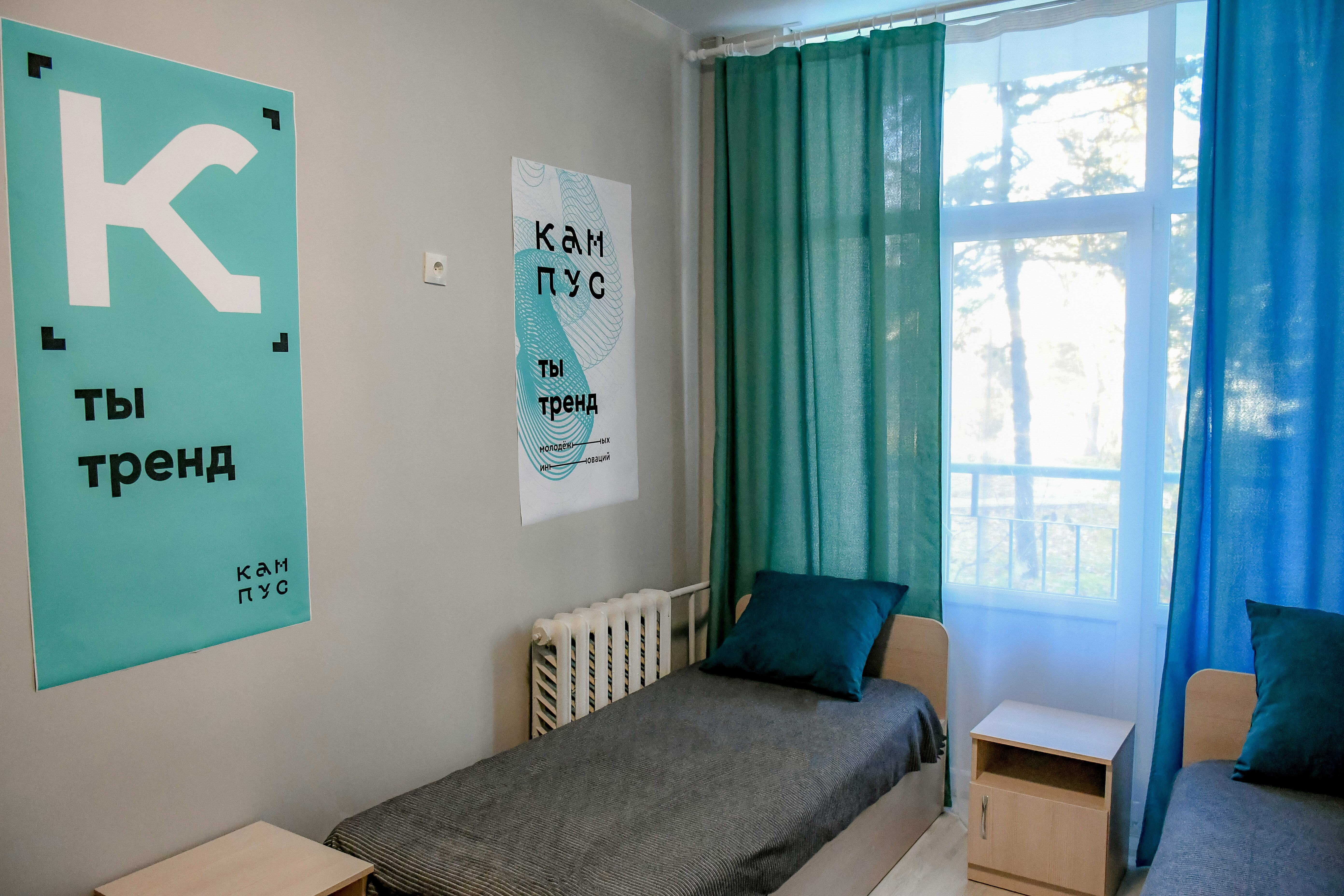 Односпальная кровать в общем номере с 4 кроватями