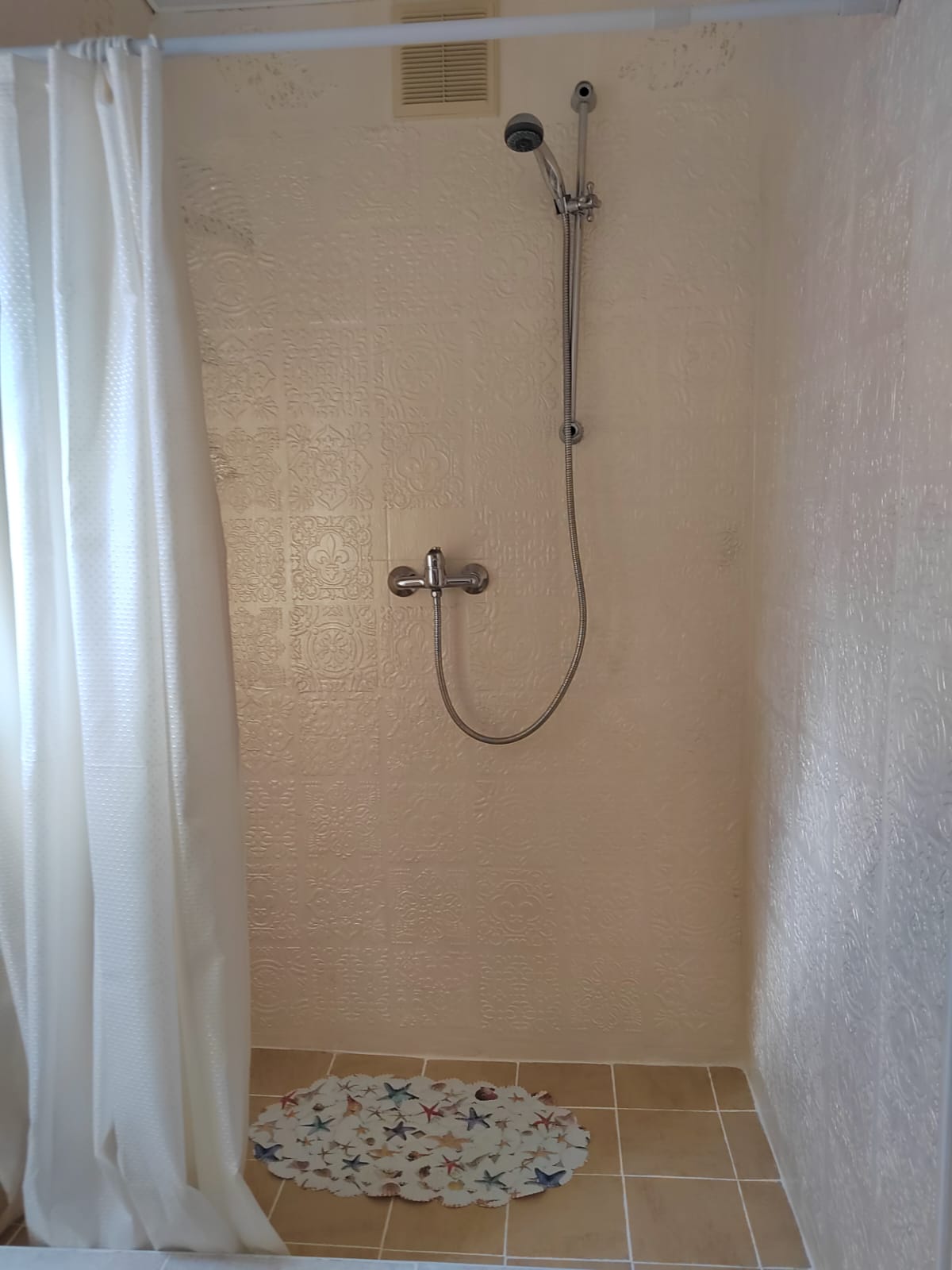 Трехместный номер «Комфорт» с душем