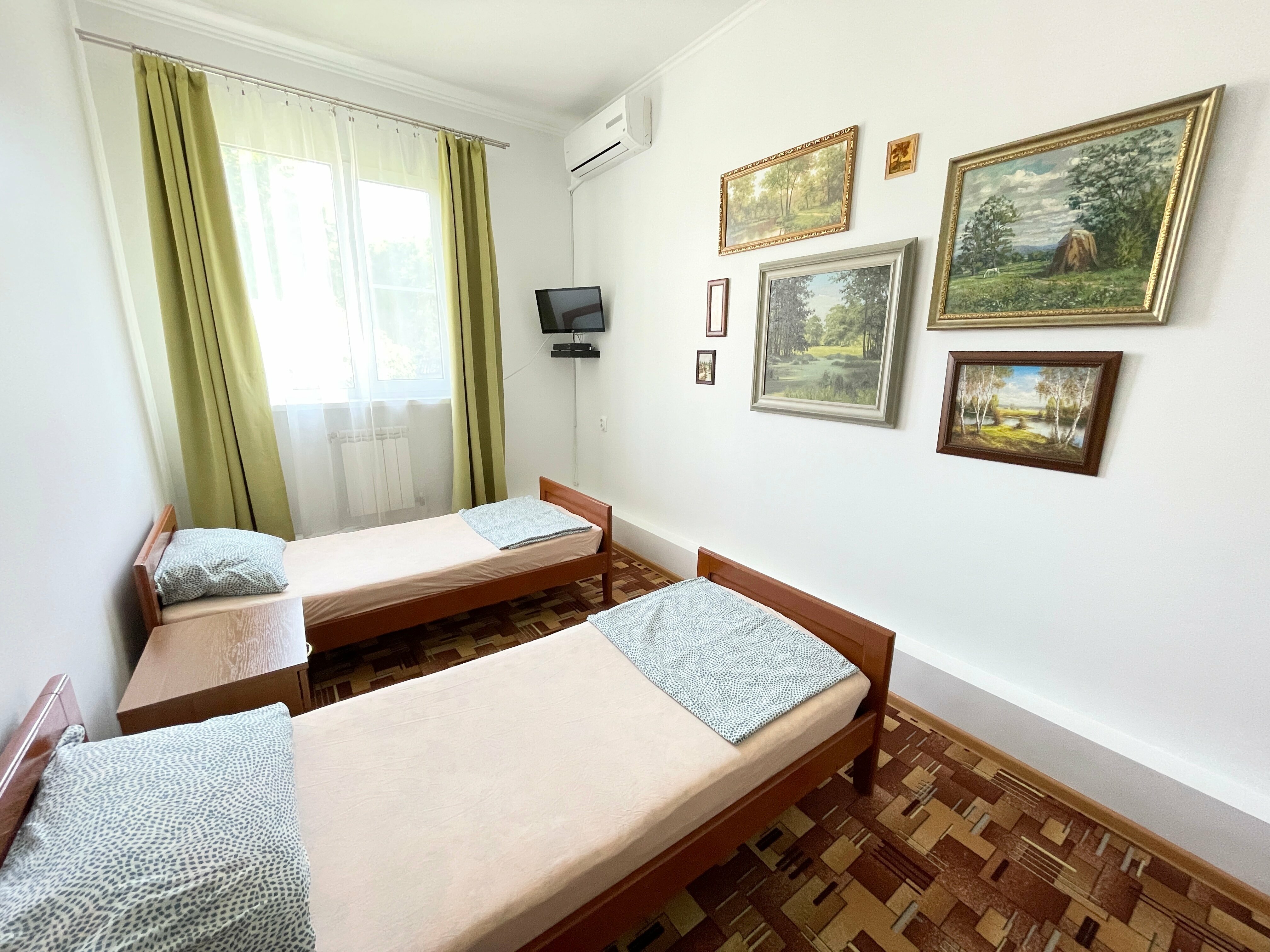 Двухместный номер с 2 отдельными кроватями и окном