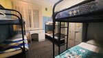 Кровать в 8-и местной общей мужской комнате в LikeHome