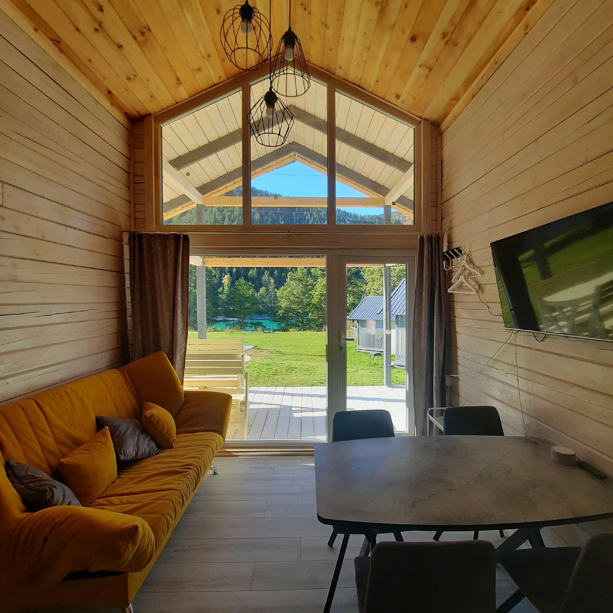 Семейный номер с видом на горы