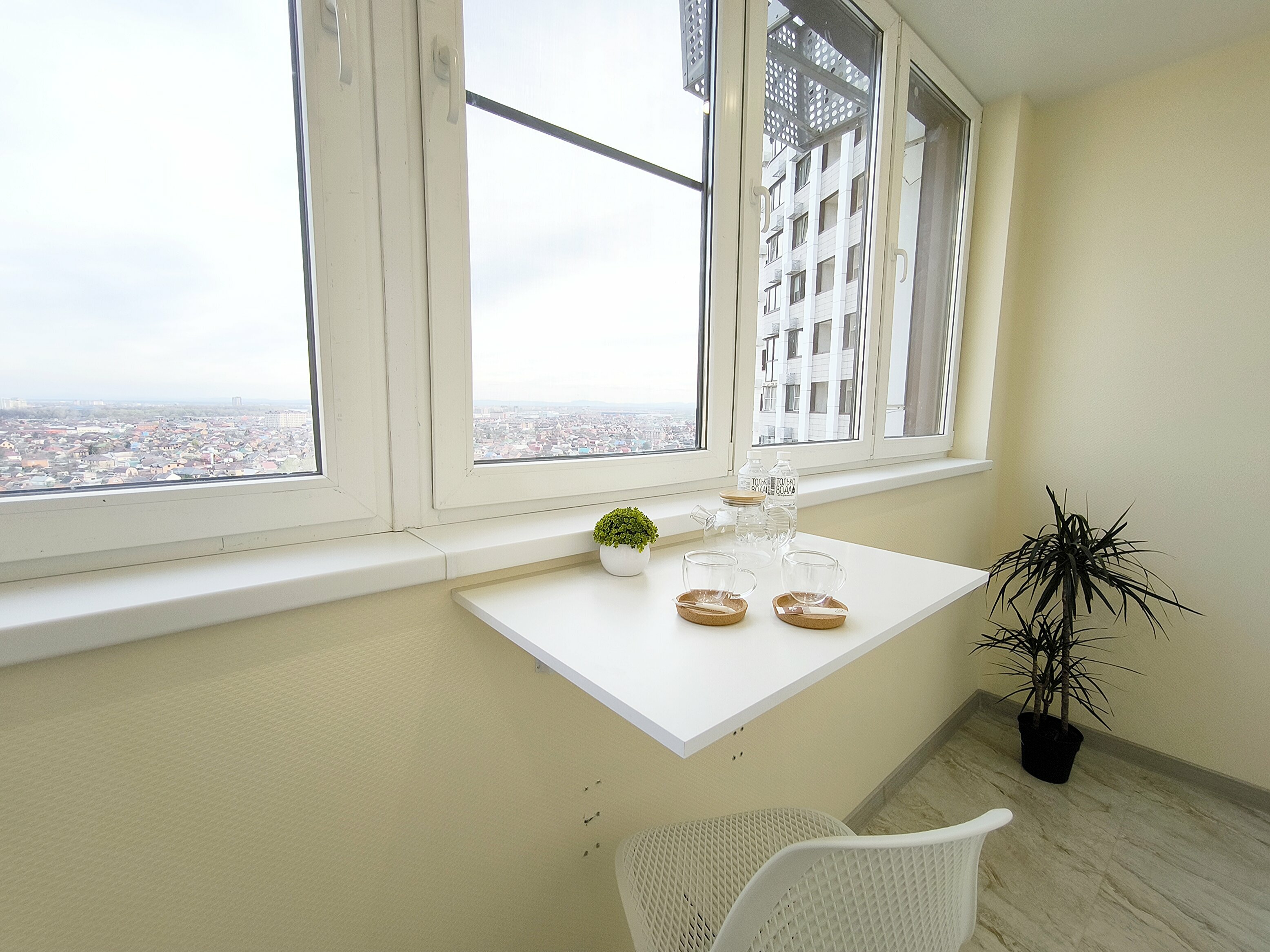 Улучшенные апартаменты с диваном на кухне на 15 этаже