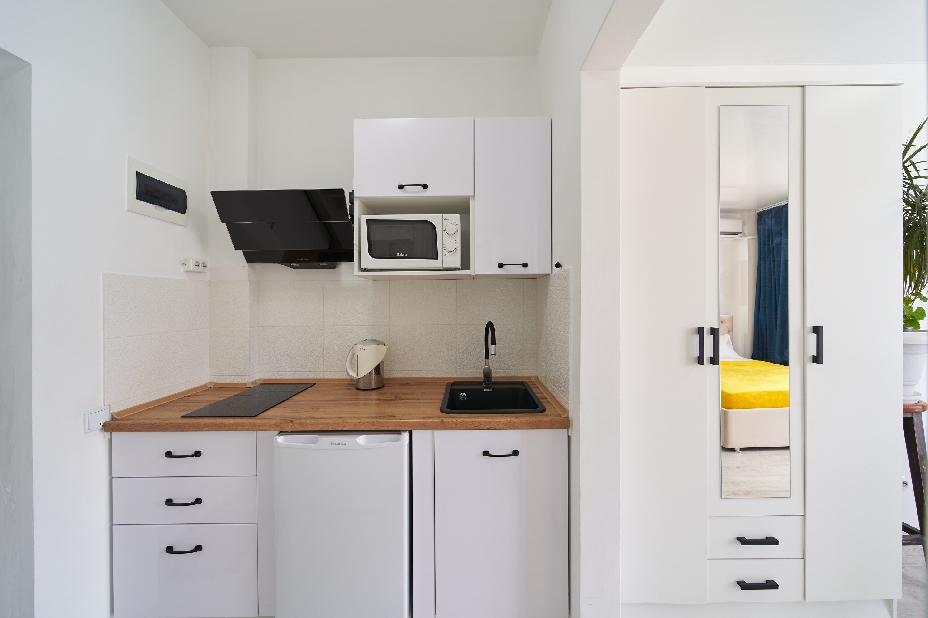 Семейный номер с боковым видом на море