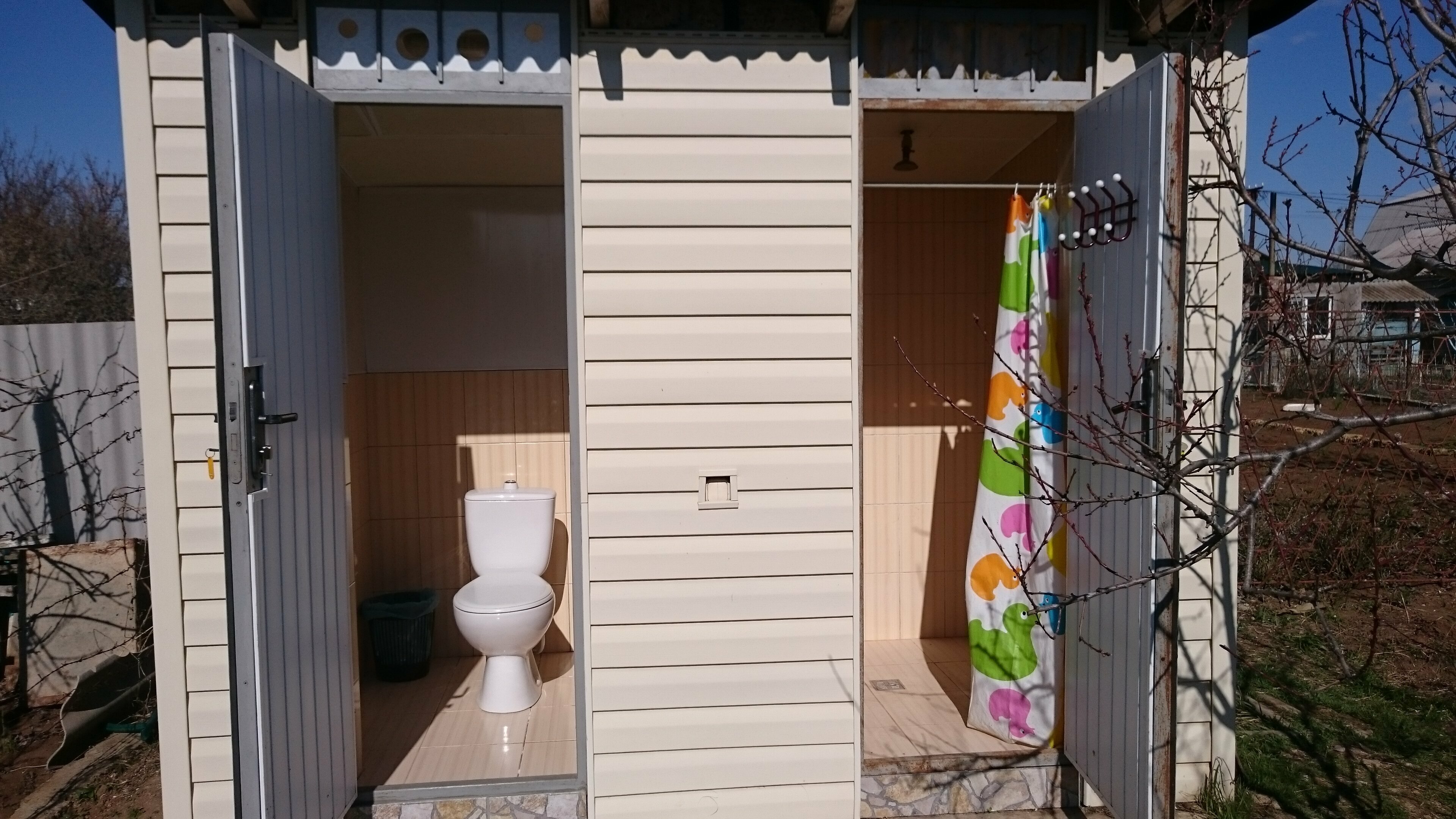 Четырехместный номер эконом-класса с общей ванной комнатой