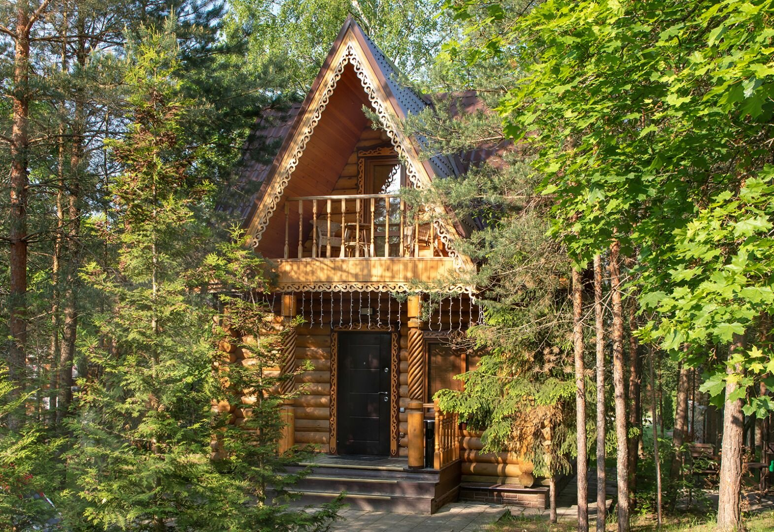 Дом с балконом