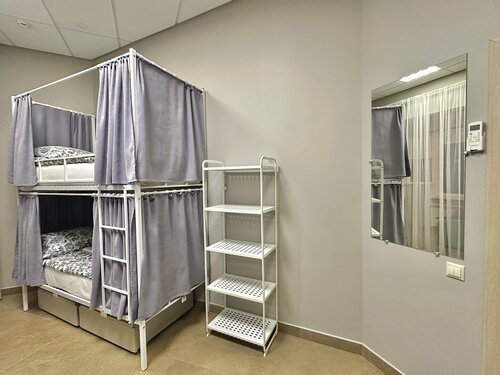 Спальное место на двухъярусной кровати в общем номере для мужчин и женщин