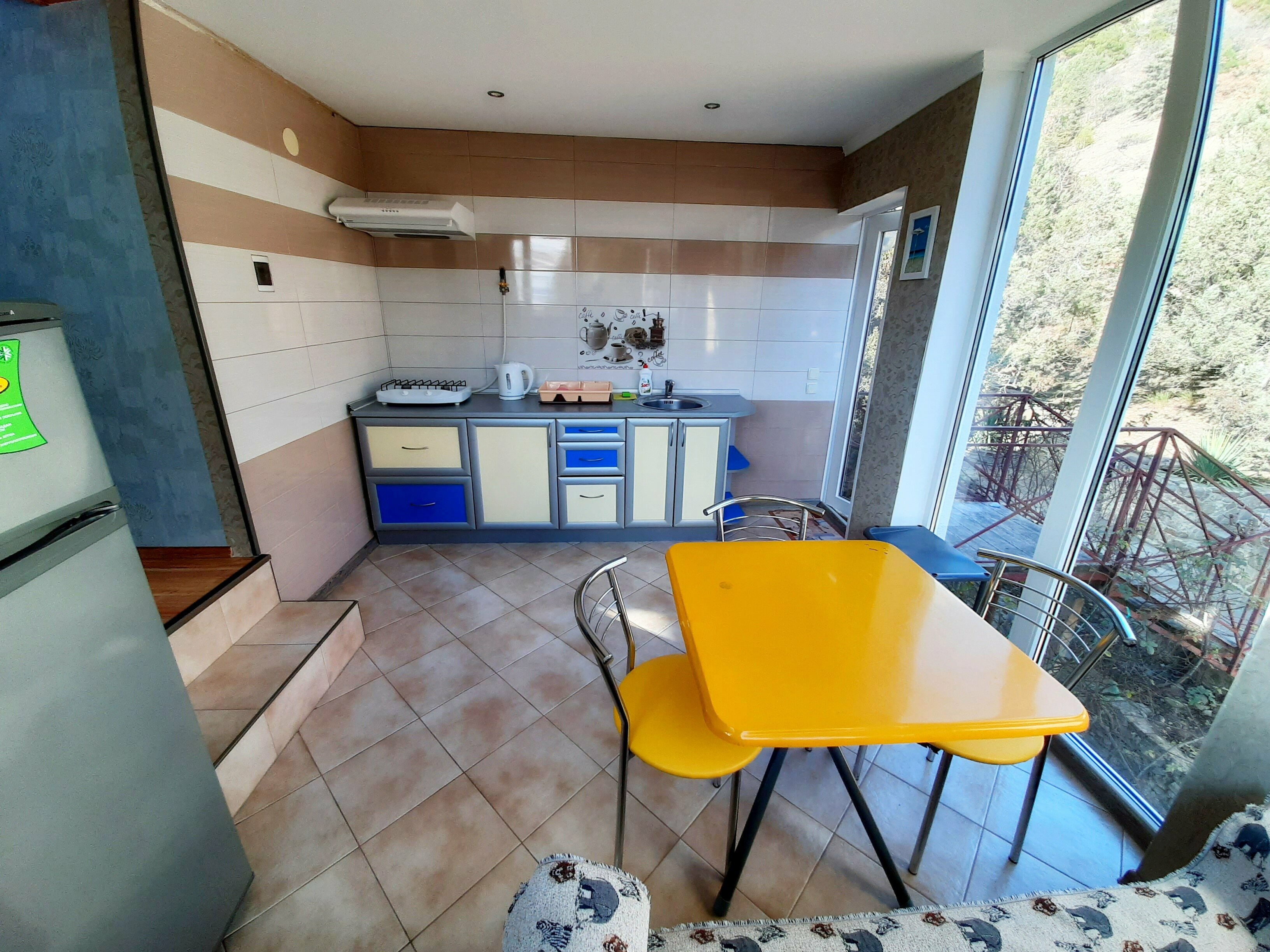 Трехместный номер с видом на горы