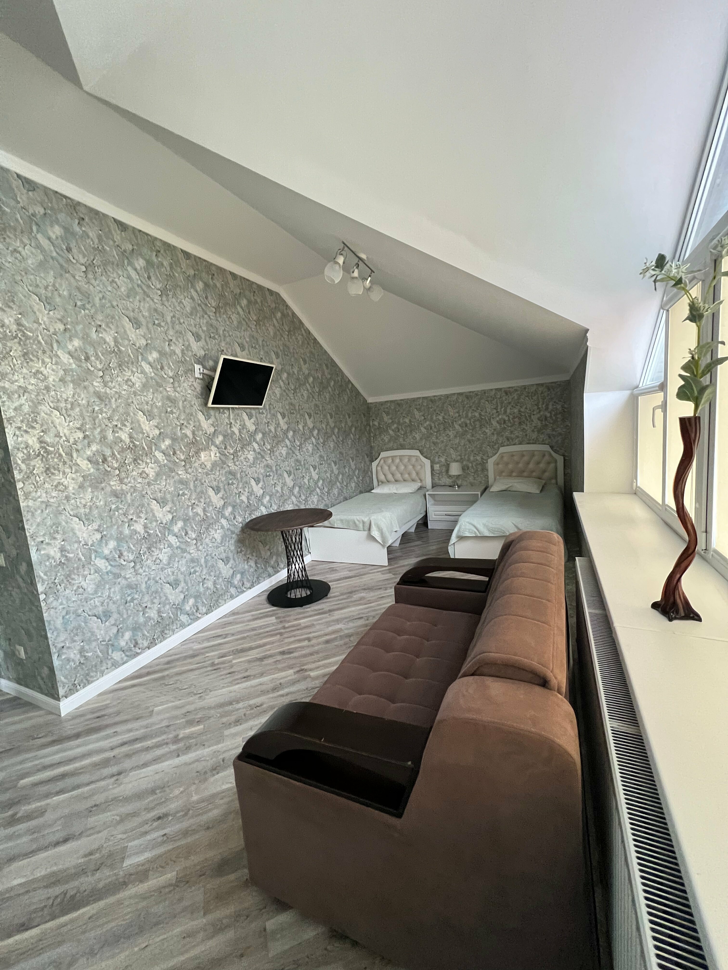 Трехместный номер «Комфорт» с душем