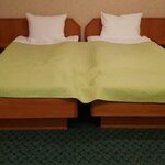 2-комнатный номер комфорт семейный с 2 односпальными и 1 двуспальной кроватью в Балтик Спорт