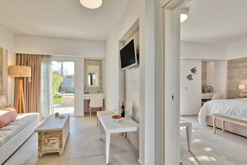 Люкс для новобрачных, гидромассажная ванна в White Pearls Luxury Suites - Adults Only