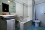 Стандартный четырехместный номер, вид на сад, первый этаж в Villaggio Residence Testa di Monaco