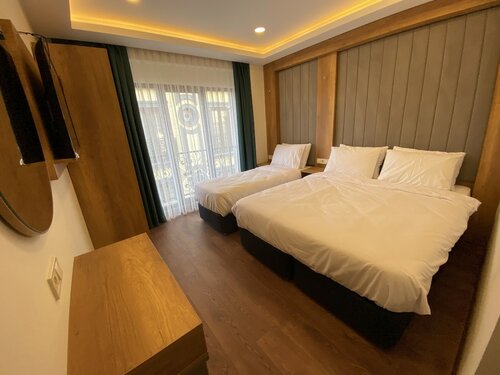 Стандартный четырехместный номер в Pege Hotel