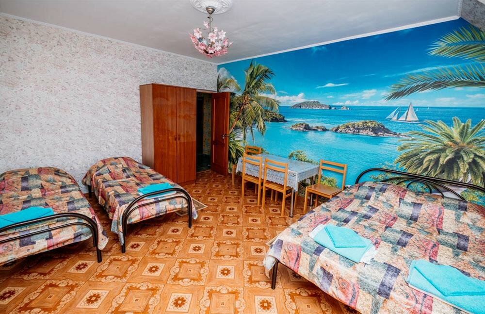 Четырехместный номер эконом-класса с общей ванной комнатой