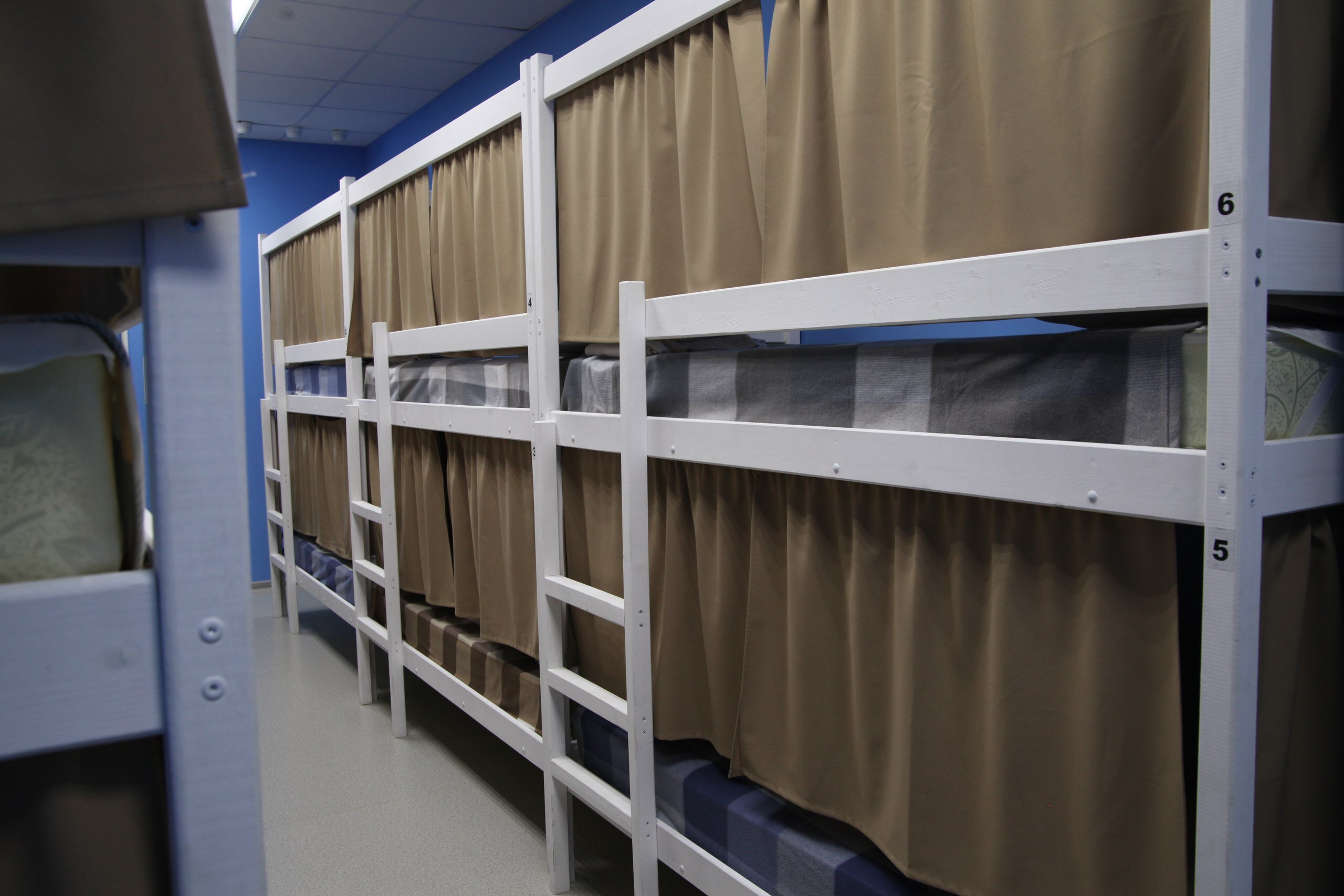 Спальное место на двухъярусной кровати в общем номере для мужчин и женщин