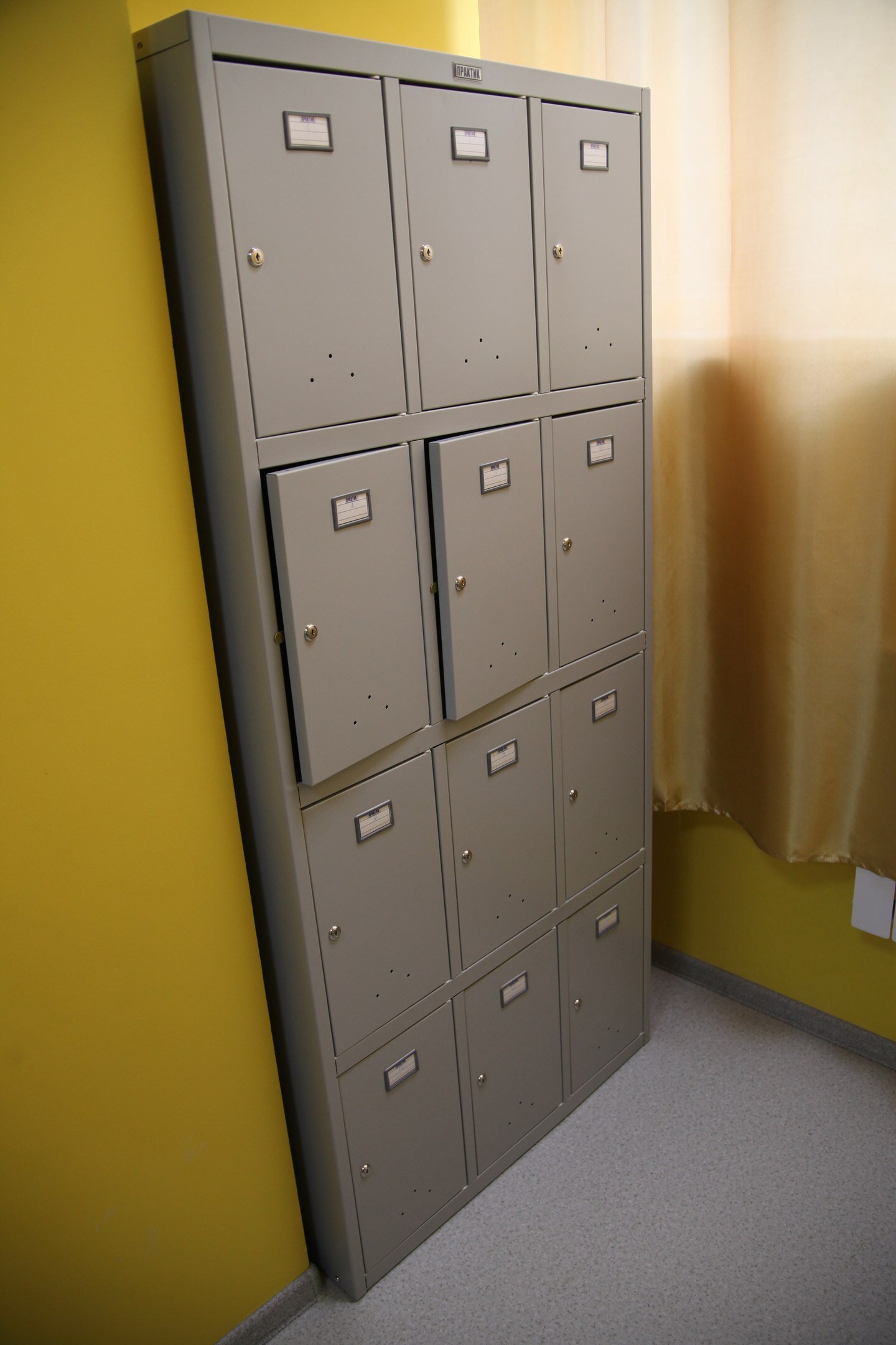 Спальное место на двухъярусной кровати в общем номере для мужчин и женщин