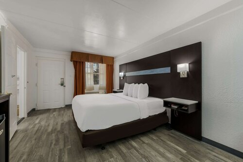 Номер, 1 двуспальная кровать «Кинг-сайз», для людей с ограниченными возможностями, для некурящих в Quality Inn & Suites Airport