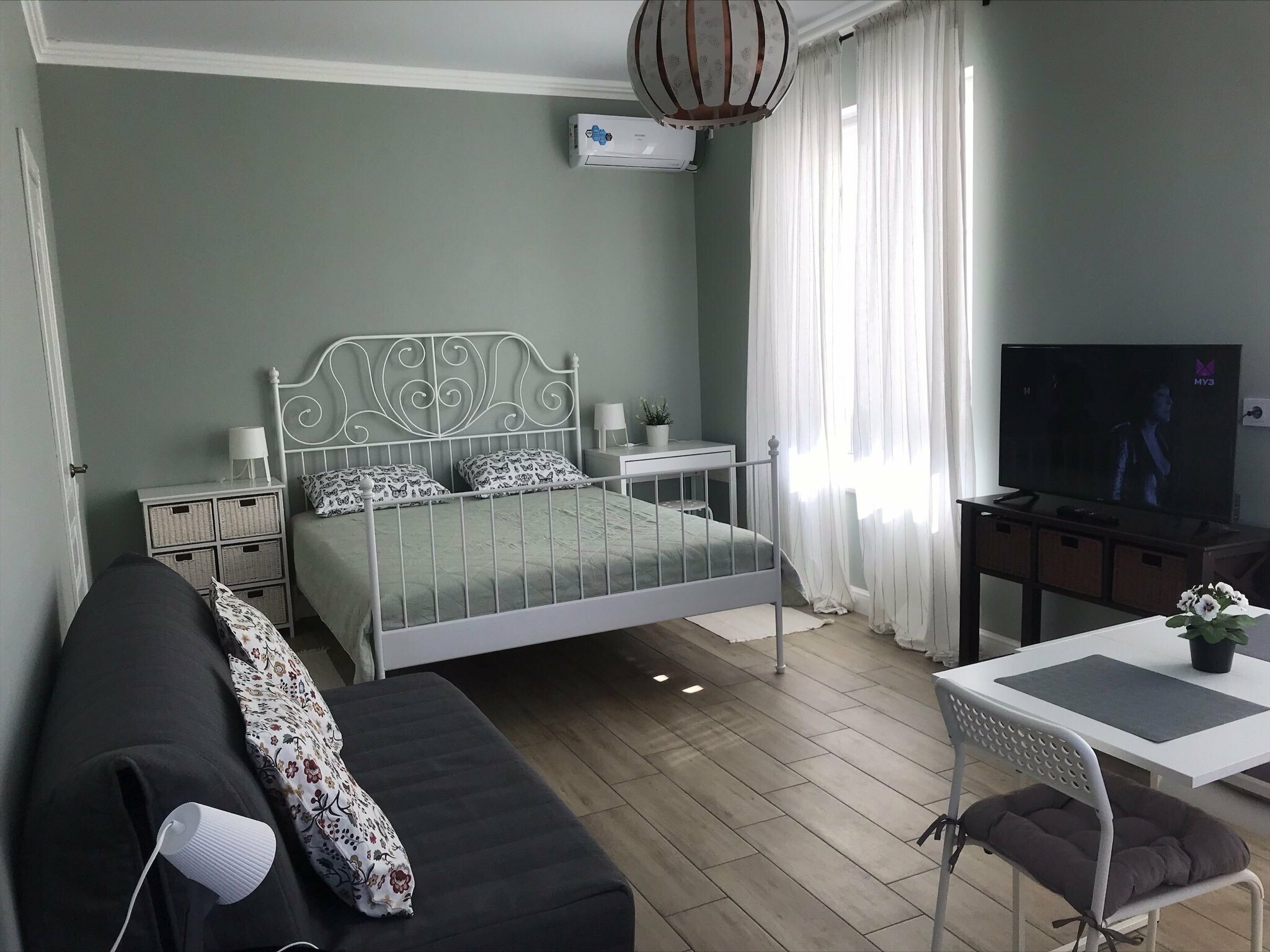 Трехместный номер с видом на горы