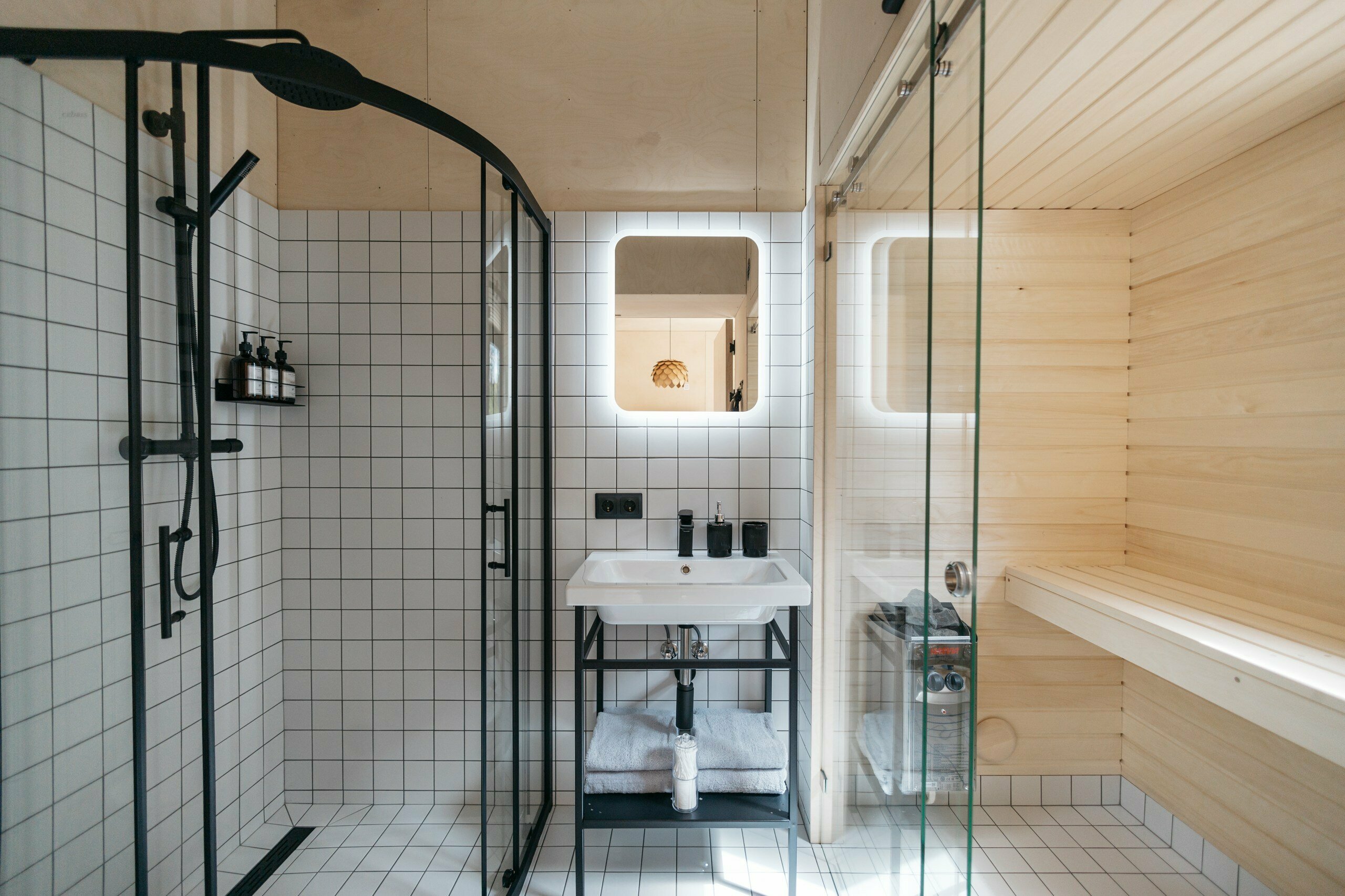 Дом с панорамными окнами и видом на лес