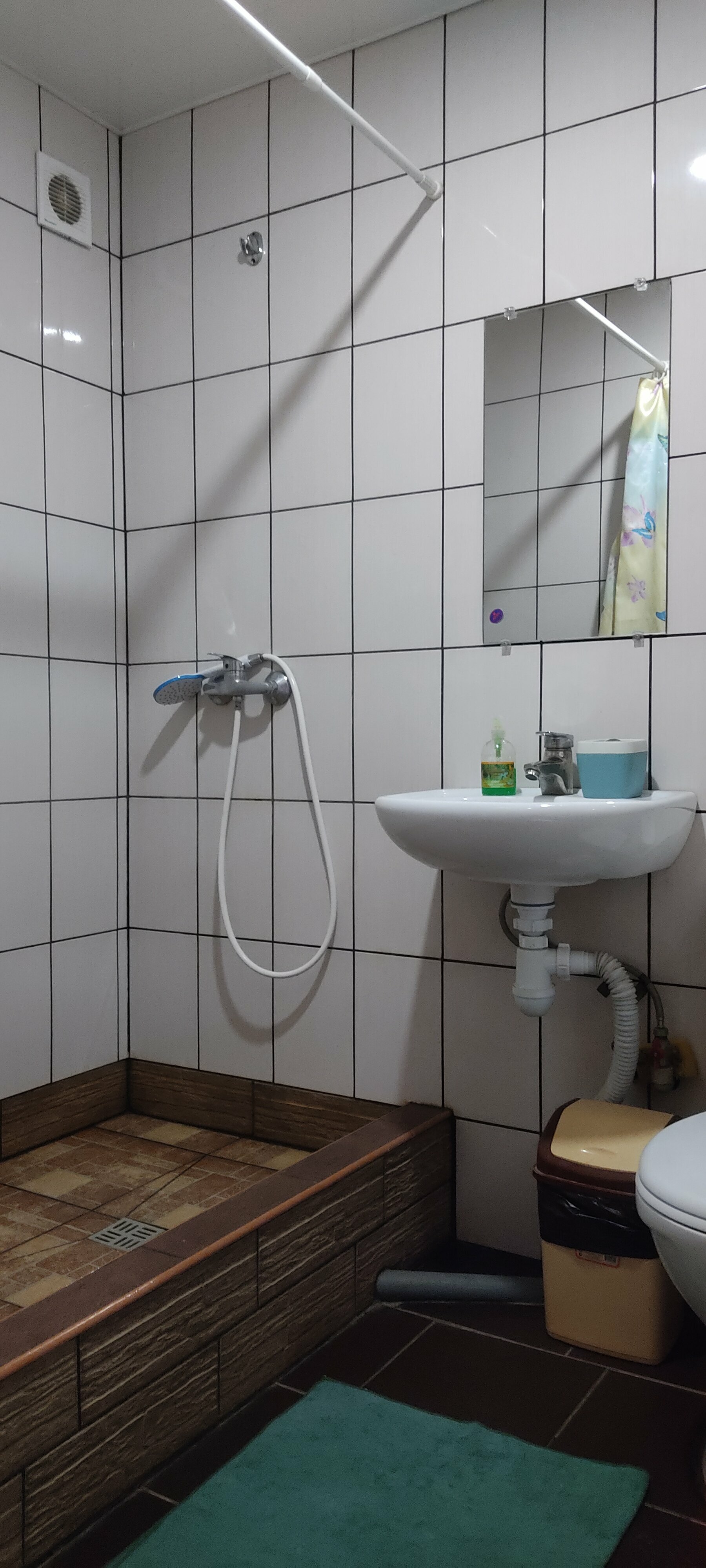 Спальное место на двухъярусной кровати в общем номере для женщин