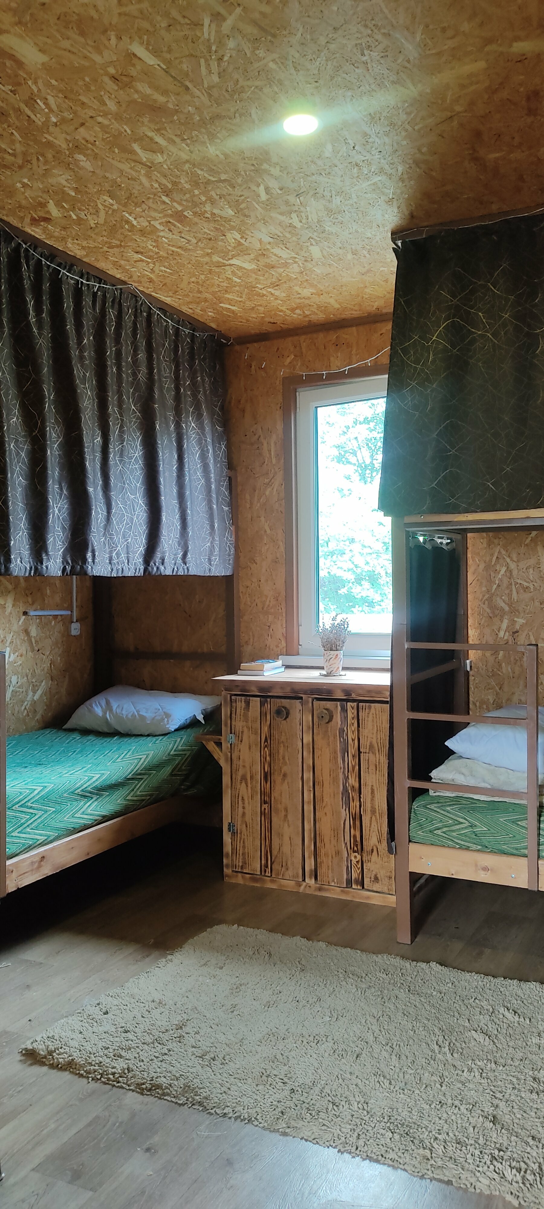 Спальное место на двухъярусной кровати в общем номере для женщин