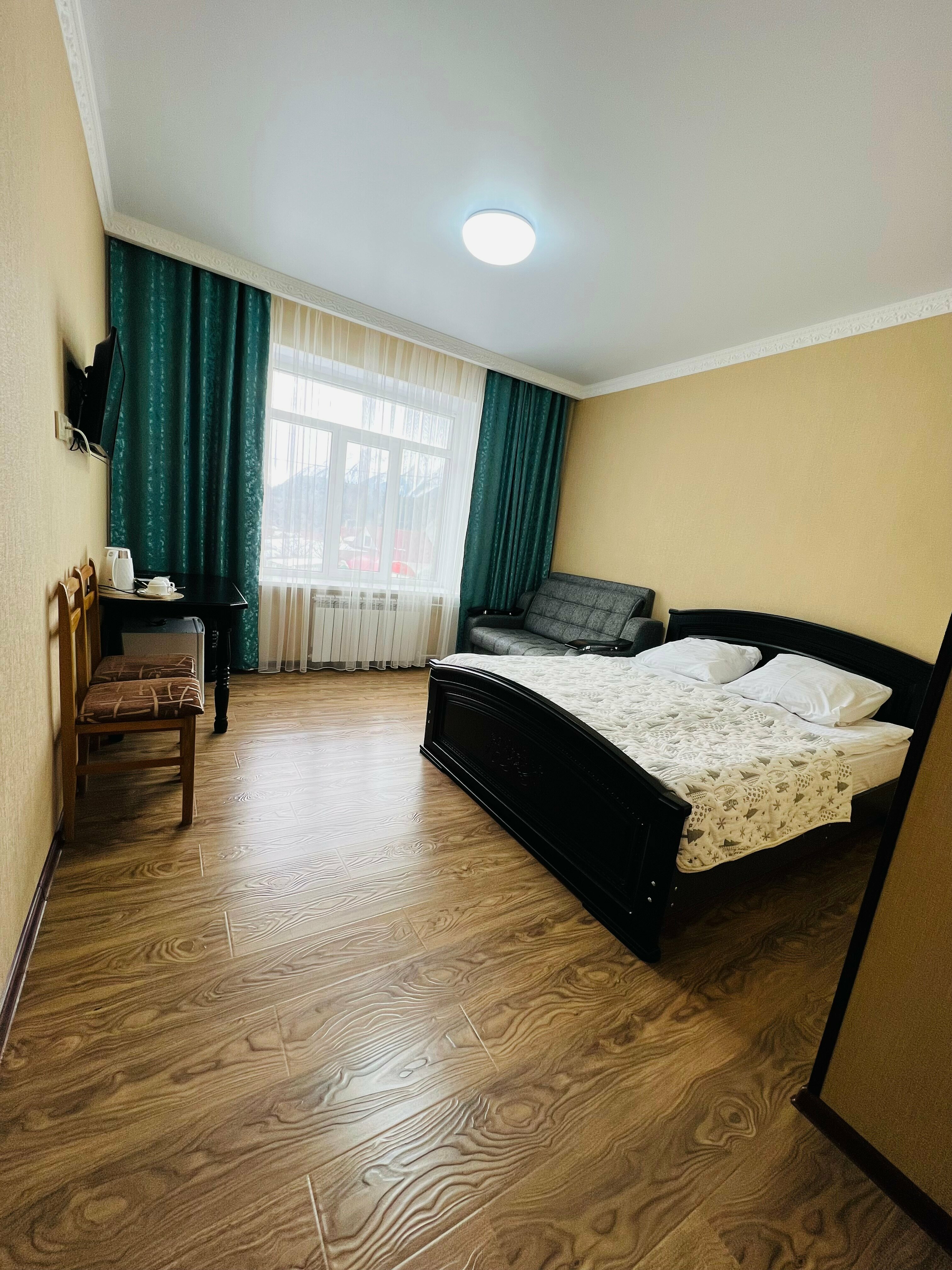 Семейный номер с видом на горы