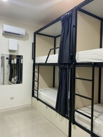 Спальное место на двухъярусной кровати в общем номере для мужчин и женщин в Манур