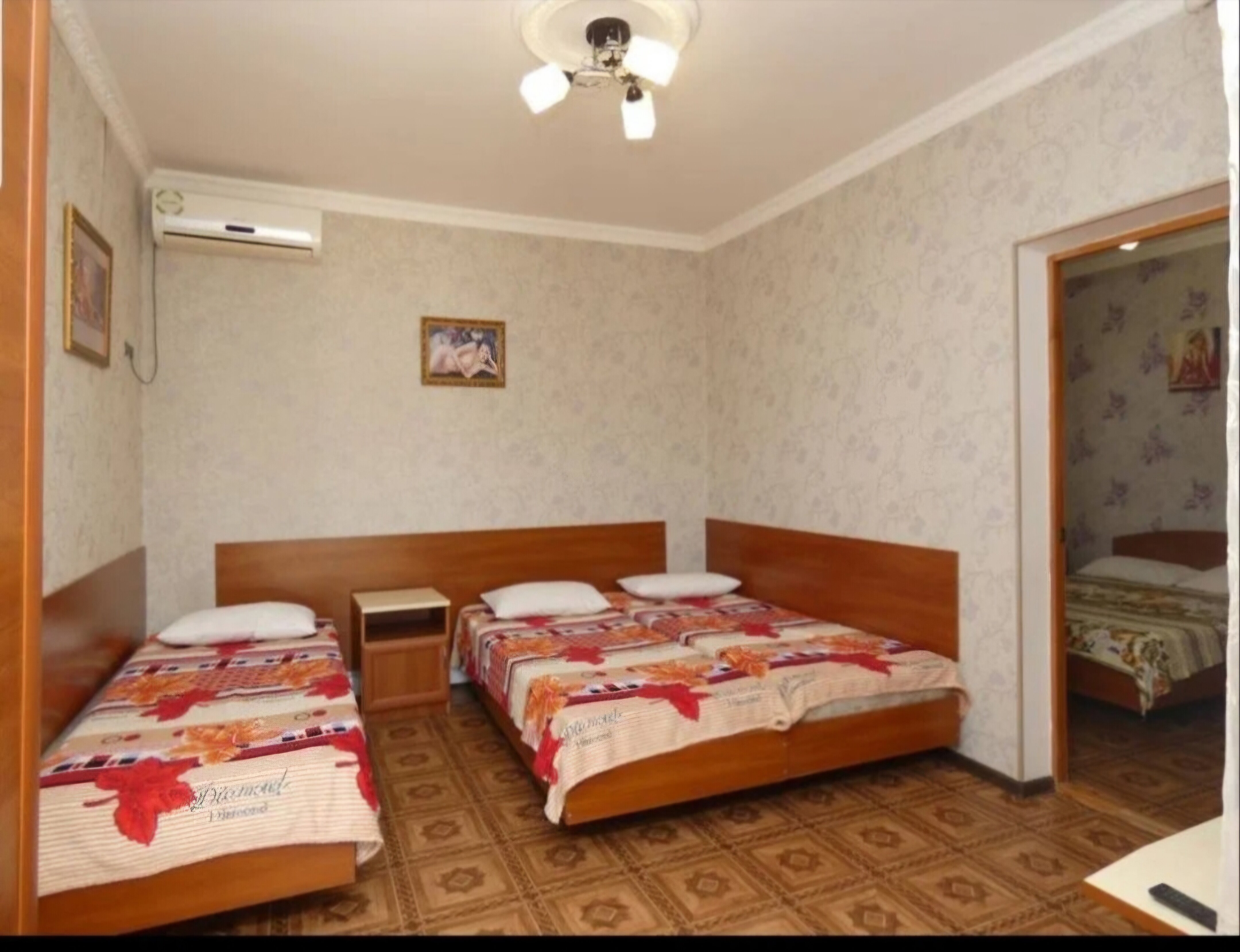 Семейный номер с общей ванной комнатой