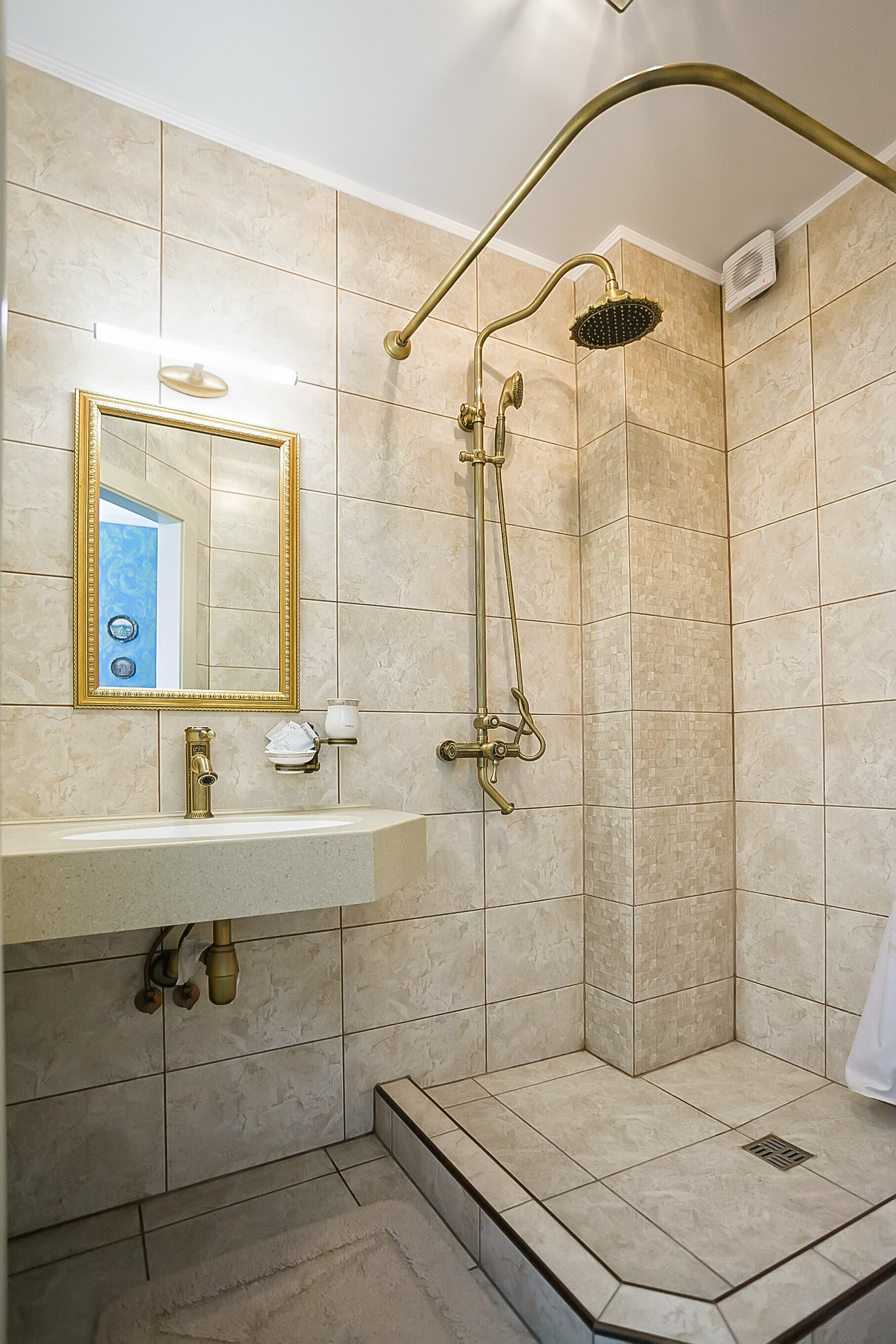 Двухместный номер Делюкс с 1 кроватью и боковым видом на море