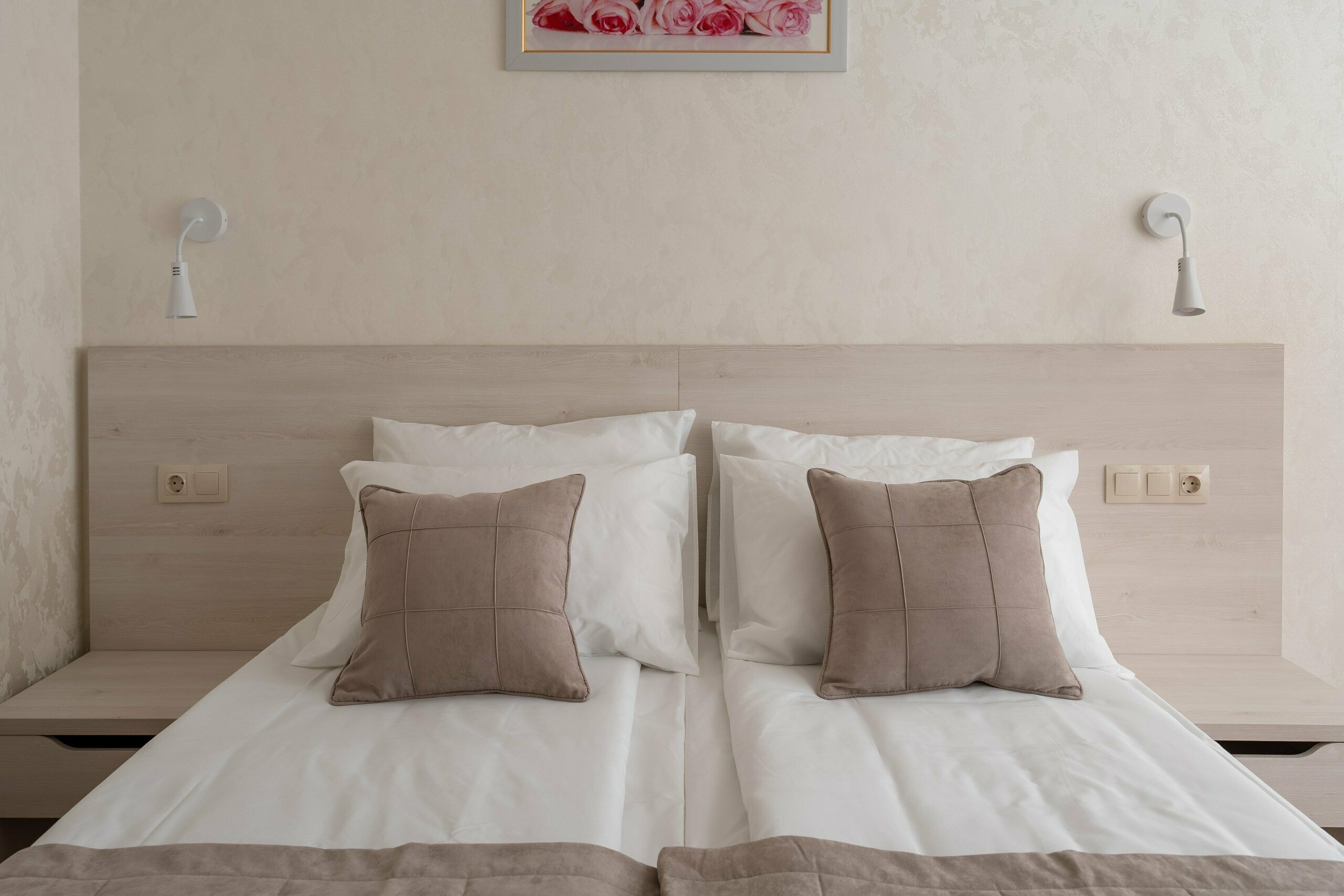 № 303 Улучшенный двухместный номер с 1-й двуспальной кроватью,или 2- мя раздельными