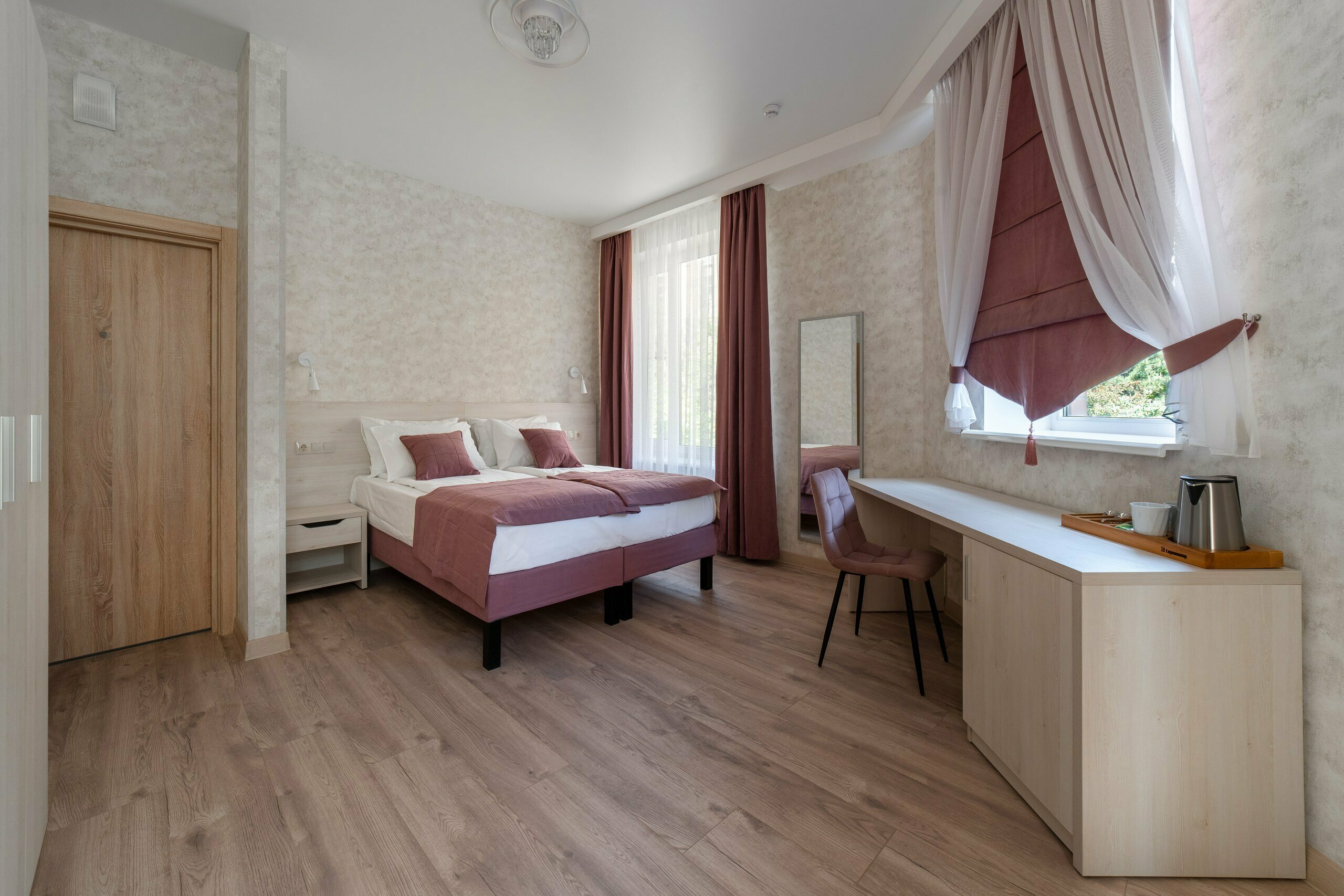 № 202 Семейный Люкс двухместный с 1 двухспальной кроватью.Трехместный (доп.место-кресло-кровать)