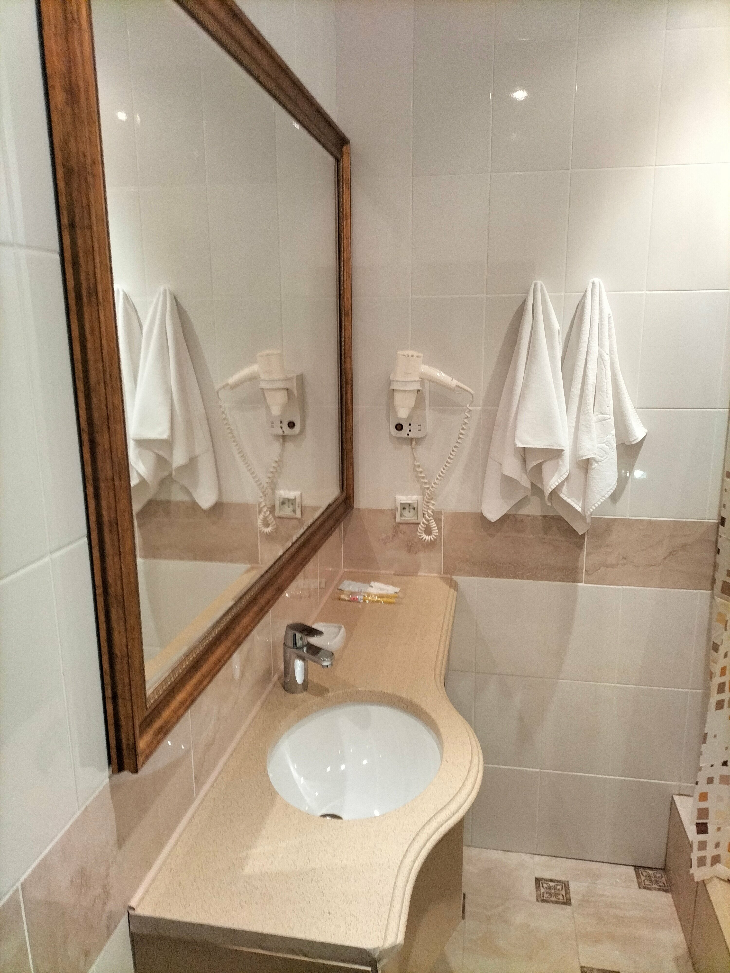 Двухместный номер с двуспальной кроватью и дополнительной кроватью