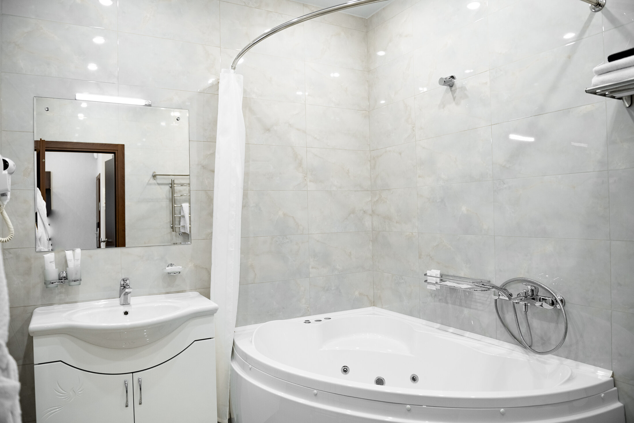 Люкс с кроватью размера «king-size» и гидромассажной ванной