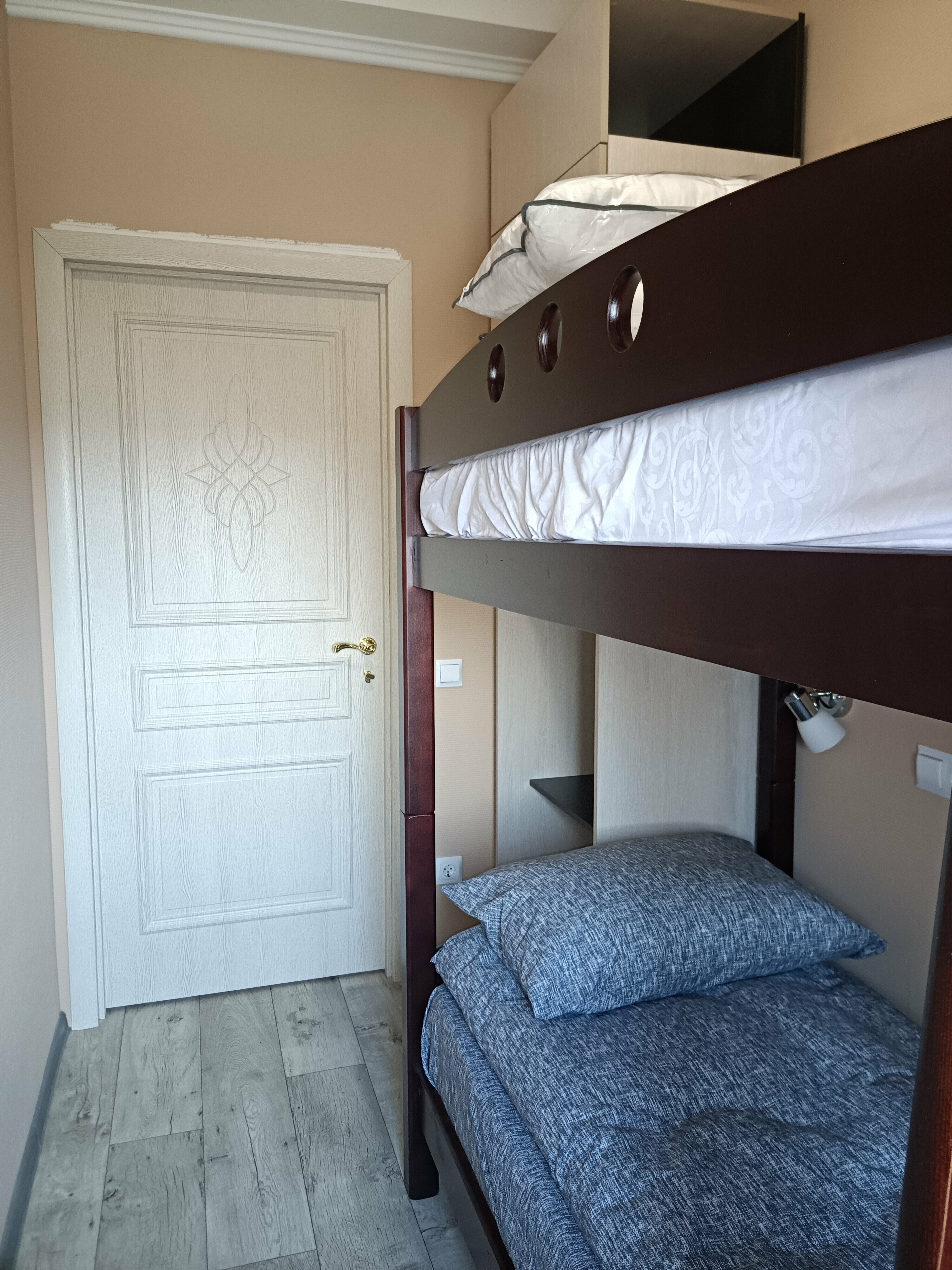 Двухместный номер с 2 отдельными кроватями и общей ванной комнатой