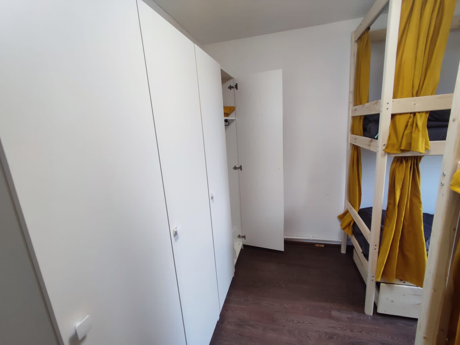 Кровать в общем 4-местном номере для мужчин и женщин