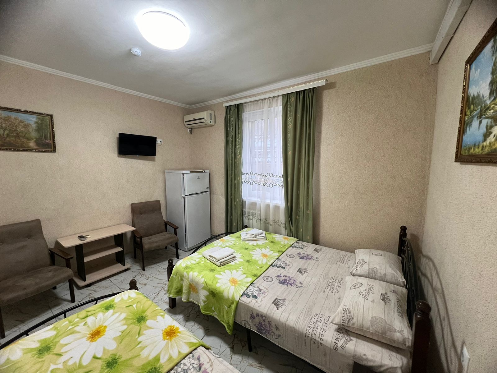 Трехместный номер с собственной ванной комнатой