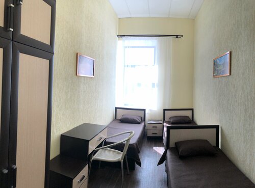 Трехместный номер эконом-класса с общей ванной комнатой