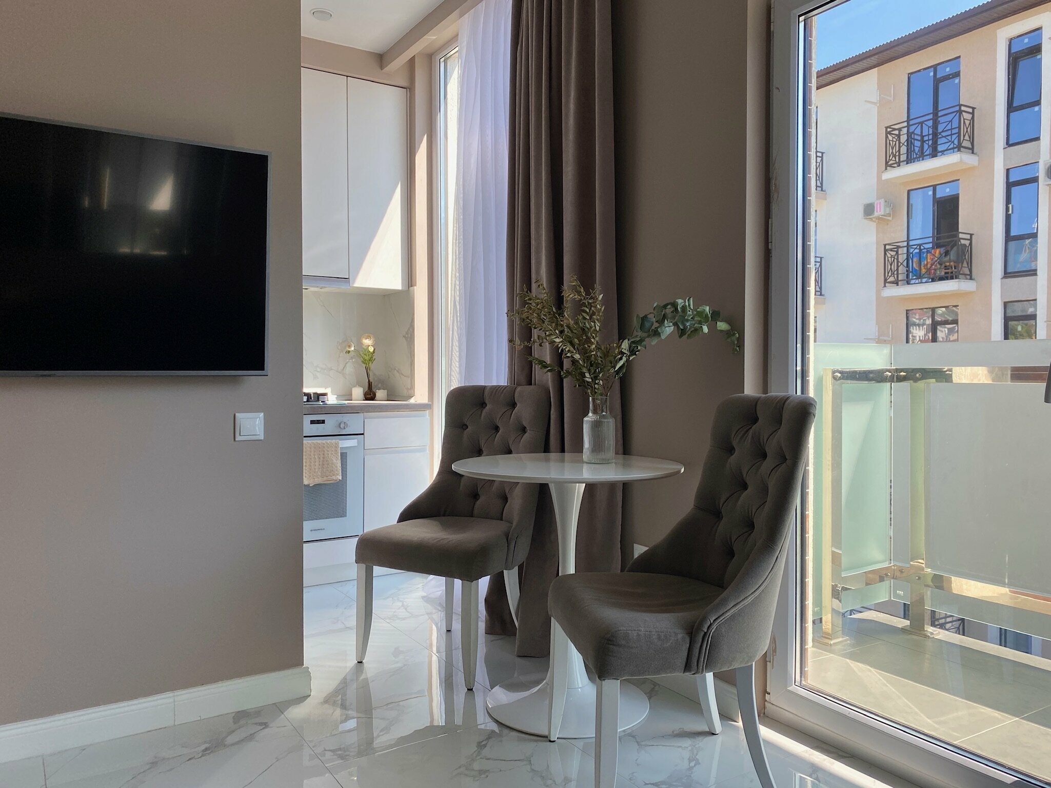 4-х местные апартаменты с балконом в жк c круглогодично подогреваемым бассейном +32 ° "Alicekeys" 13/90