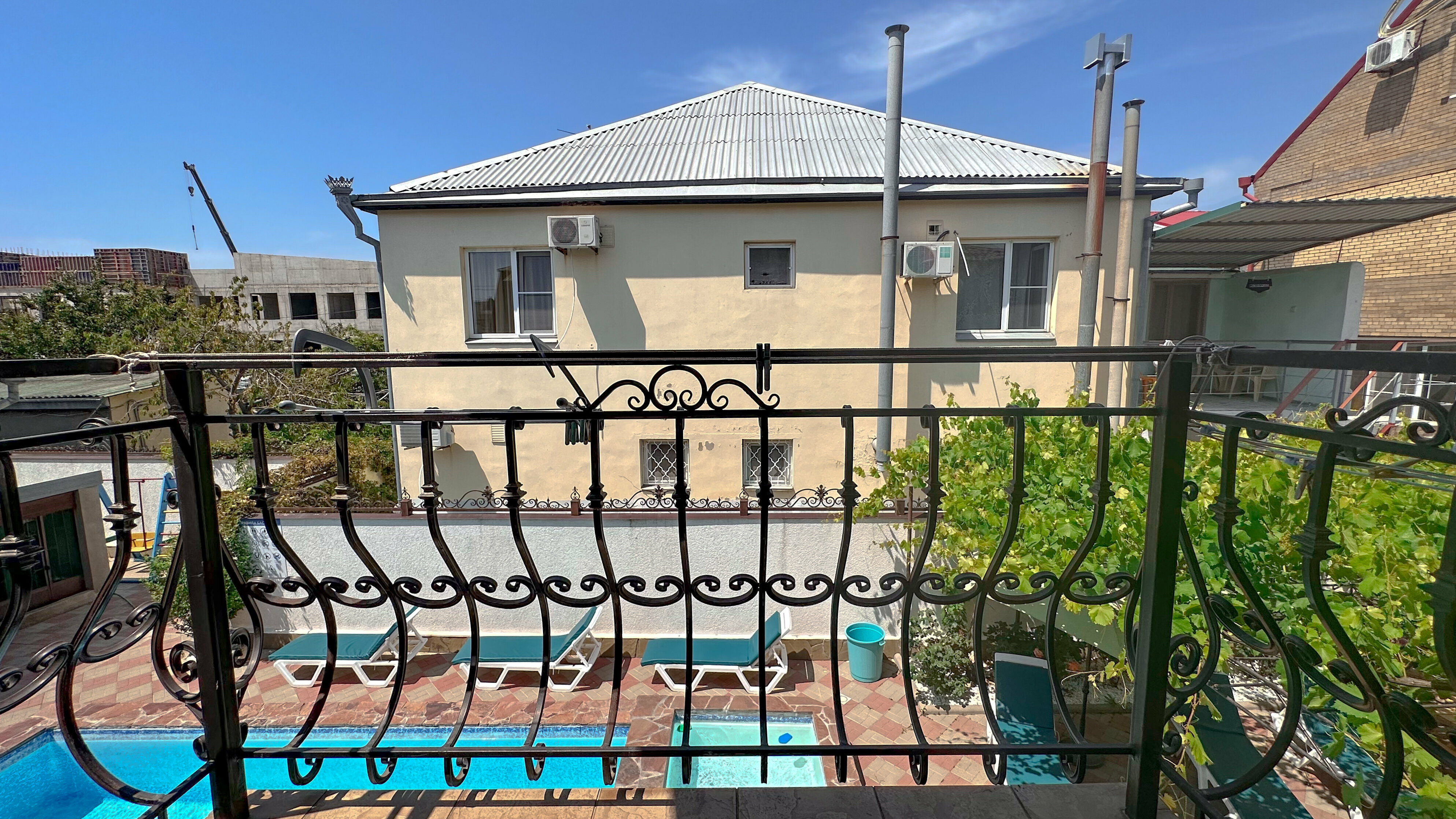 Трехместный номер с балконом