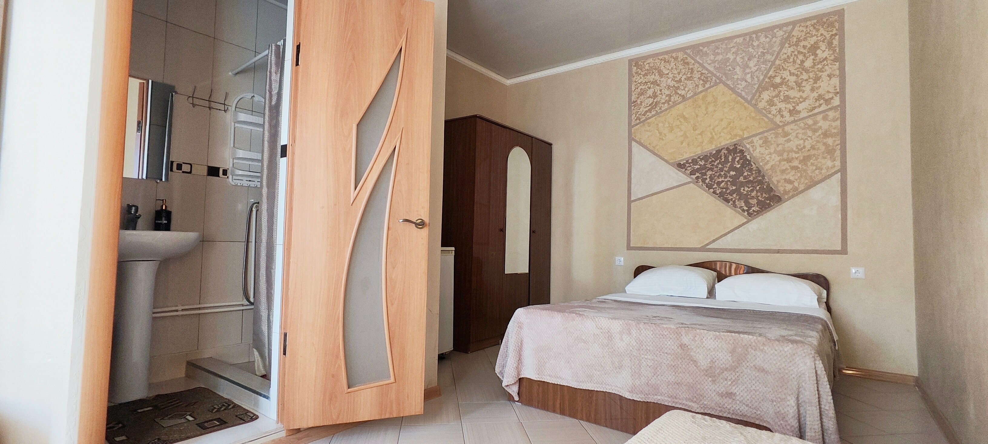 Трехместный номер с собственной ванной комнатой