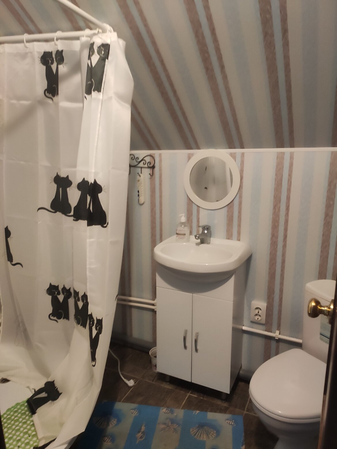 Трехместный номер с общей ванной комнатой